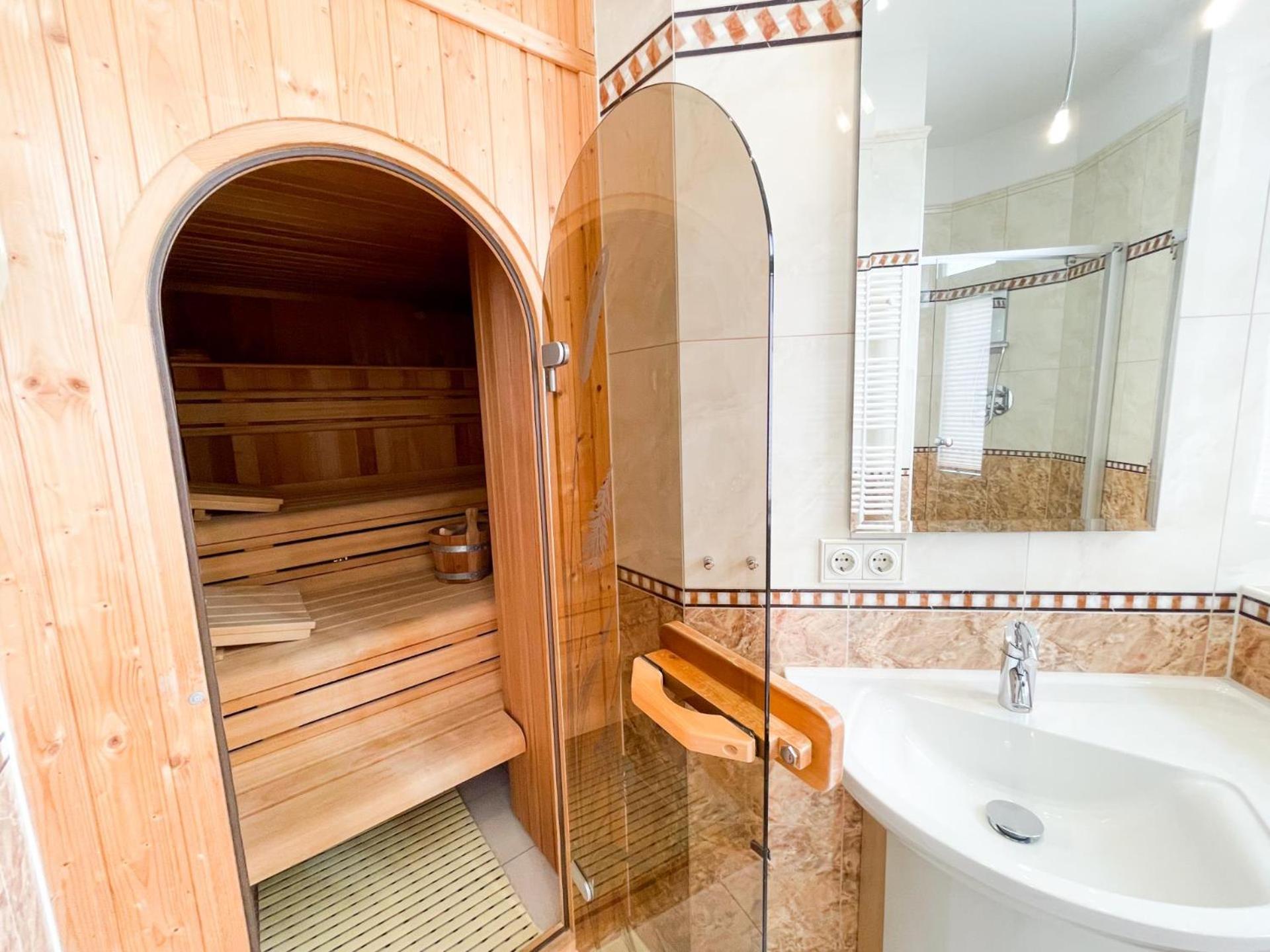 Luxus-Fewo in Bestlage: wohnungseigene Sauna, zwei Bäder, großzügige Terrasse, Lift, Tiefgaragenstellplatz