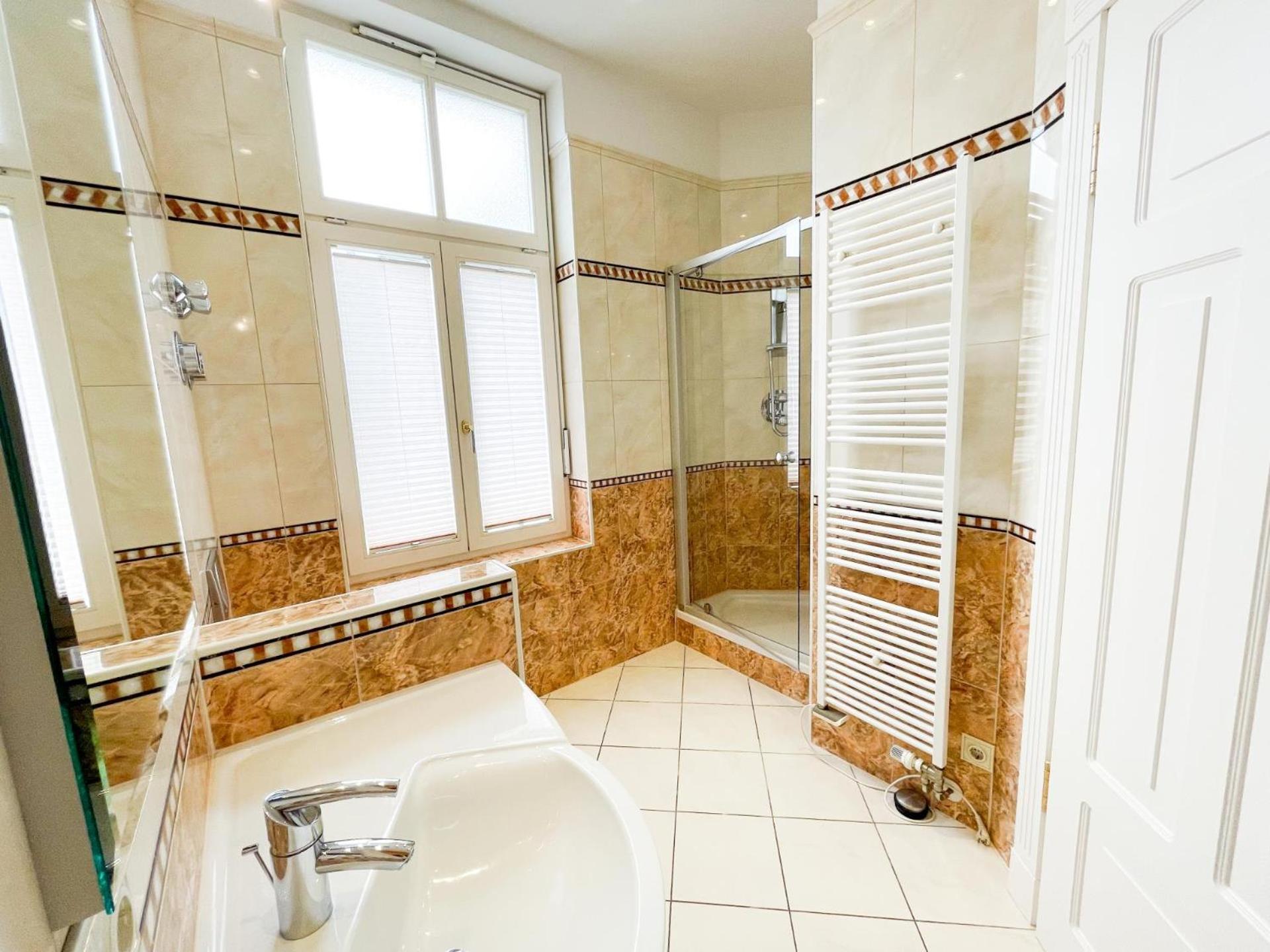 Luxus-Fewo in Bestlage: wohnungseigene Sauna, zwei Bäder, großzügige Terrasse, Lift, Tiefgaragenstellplatz