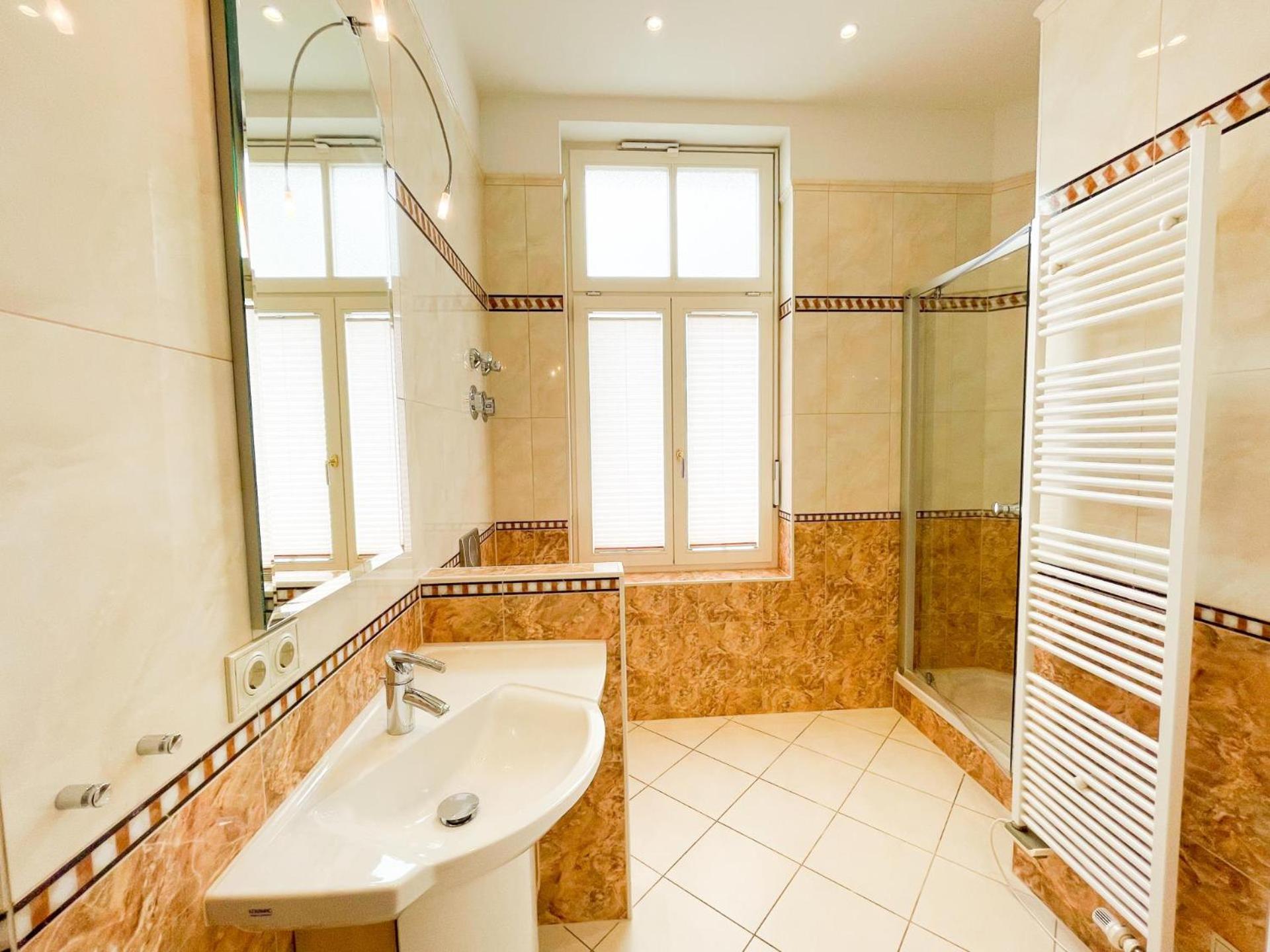 Luxus-Fewo in Bestlage: wohnungseigene Sauna, zwei Bäder, großzügige Terrasse, Lift, Tiefgaragenstellplatz