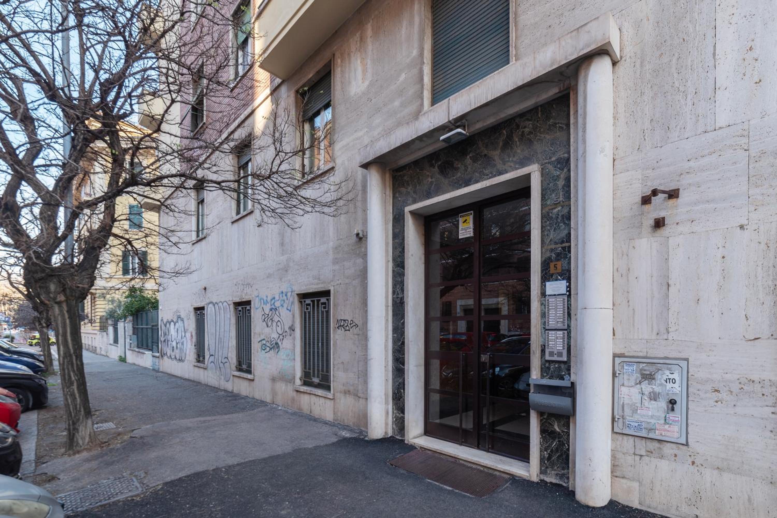 GuestHost - Piazza di Roma Turquoise Apartment