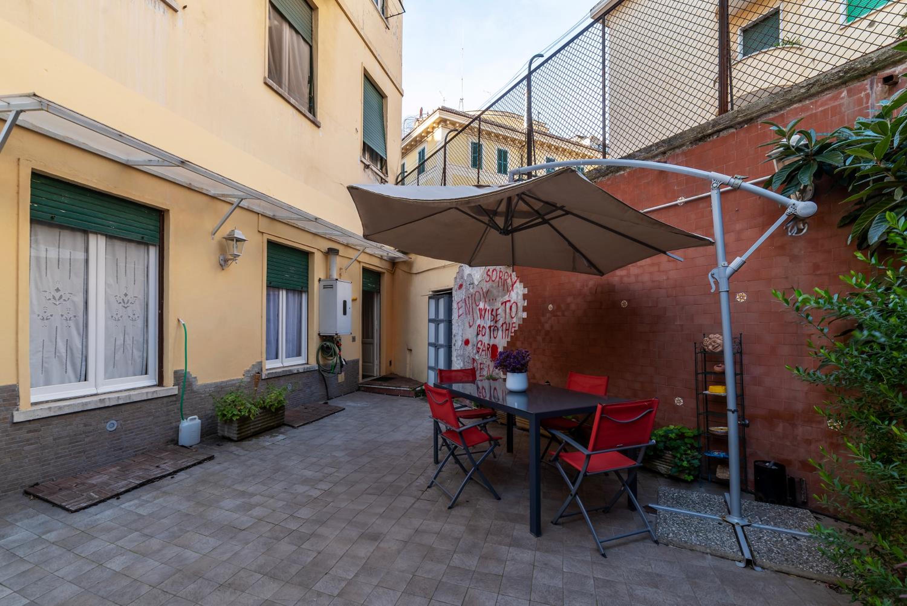 GuestHost - Piazza di Roma Turquoise Apartment