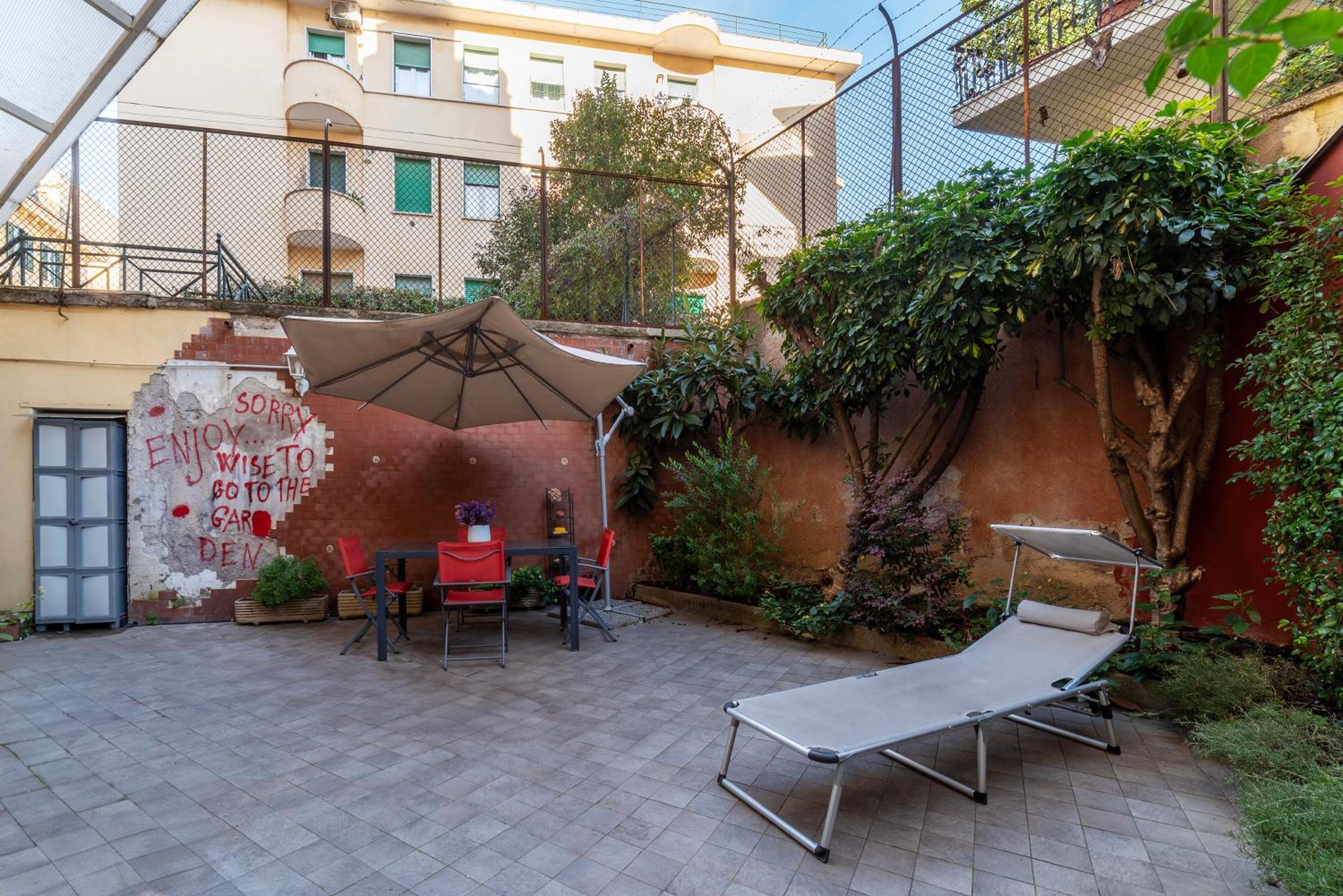 GuestHost - Piazza di Roma Turquoise Apartment
