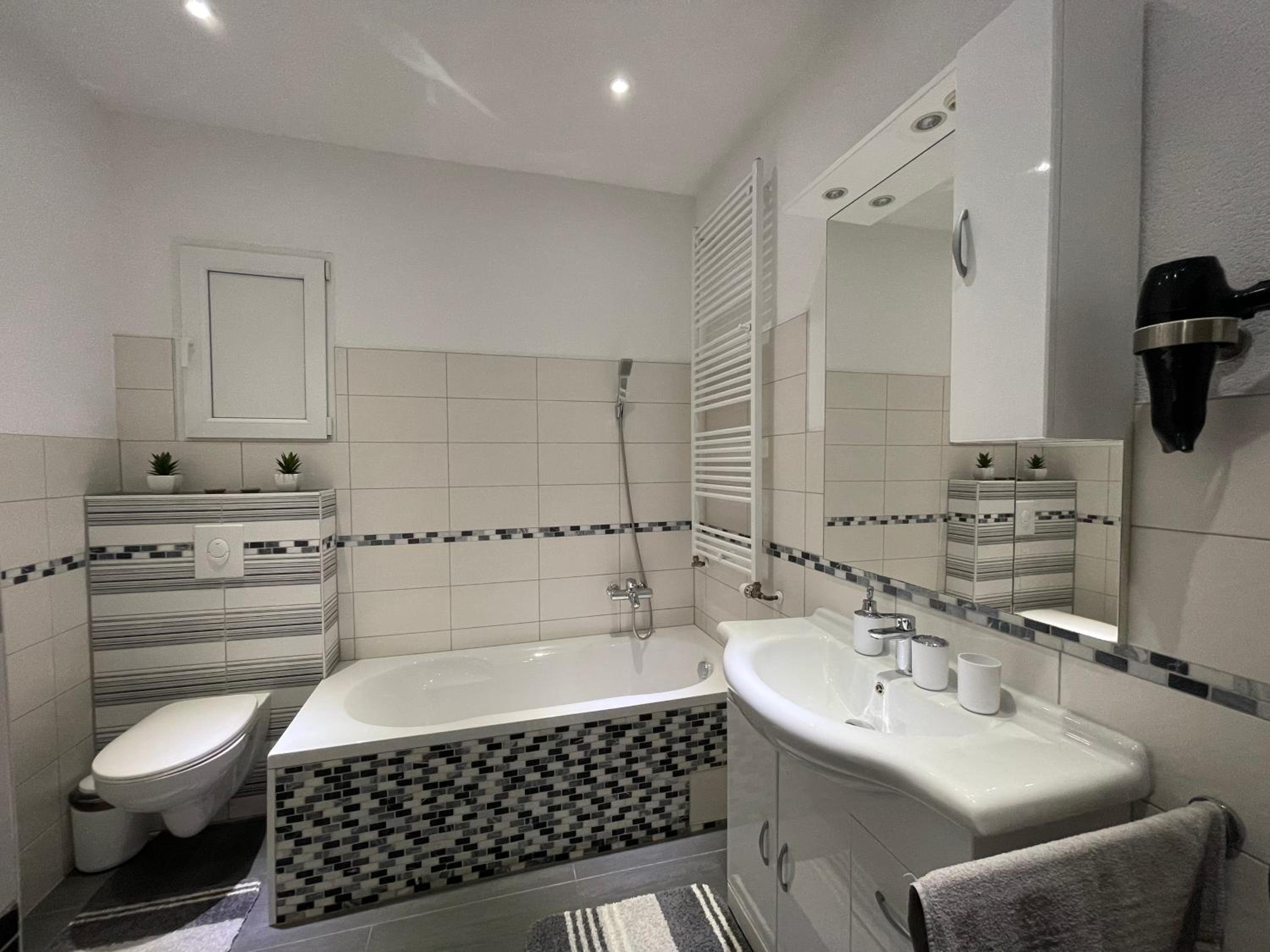 Maria's Ferienwohnung - Modernitat trifft Eleganz - Property Image 12