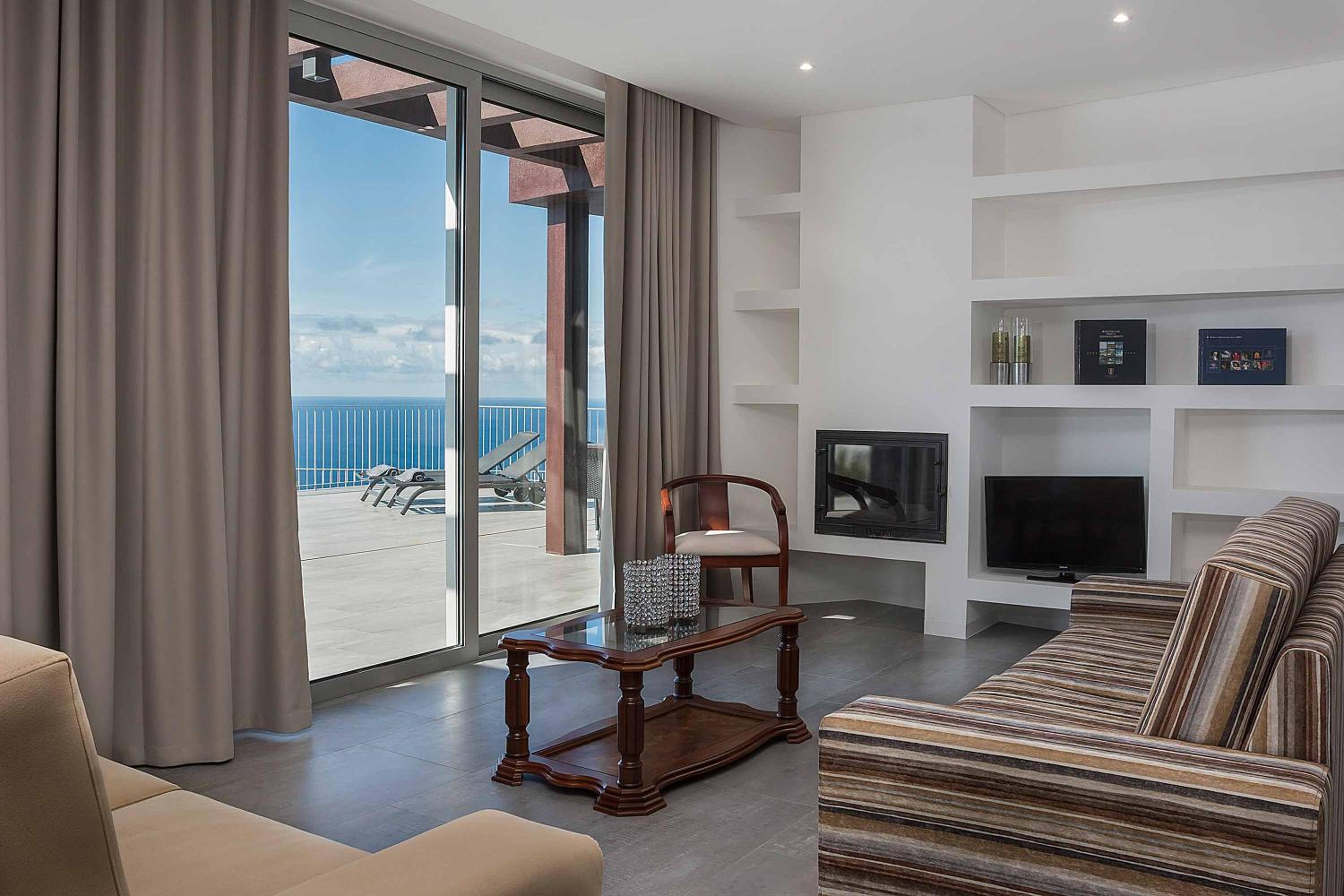 Villa Cliffscape