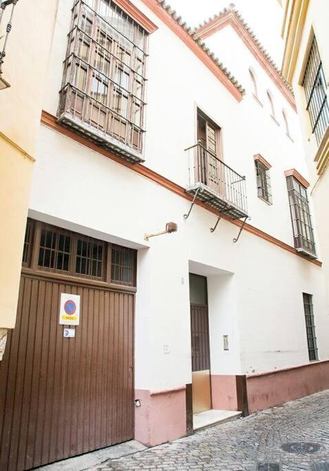 Idyllic & loveliest Apt with patio.Private parking view 3