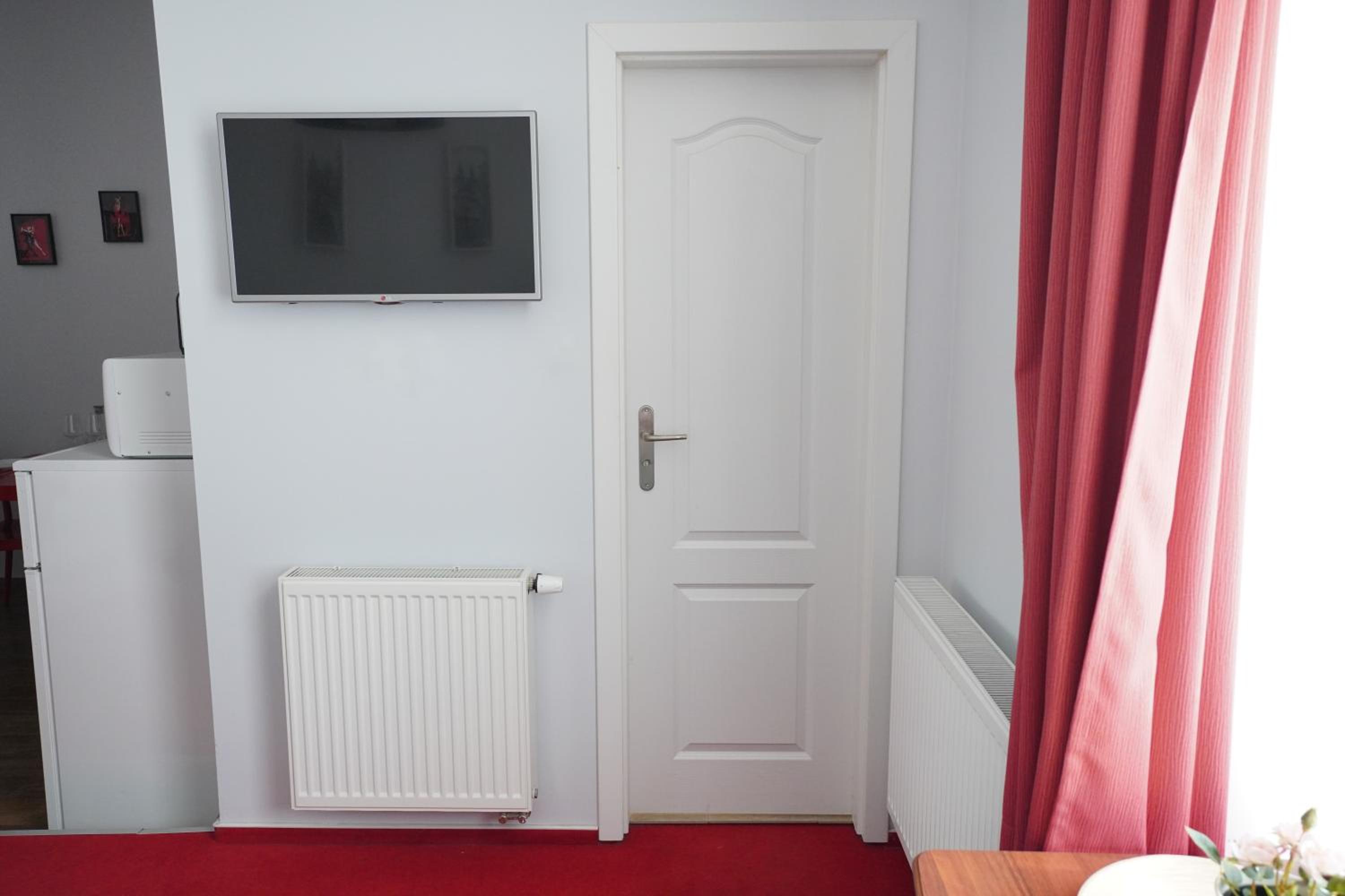Elegant & Stylish Center Apartments!