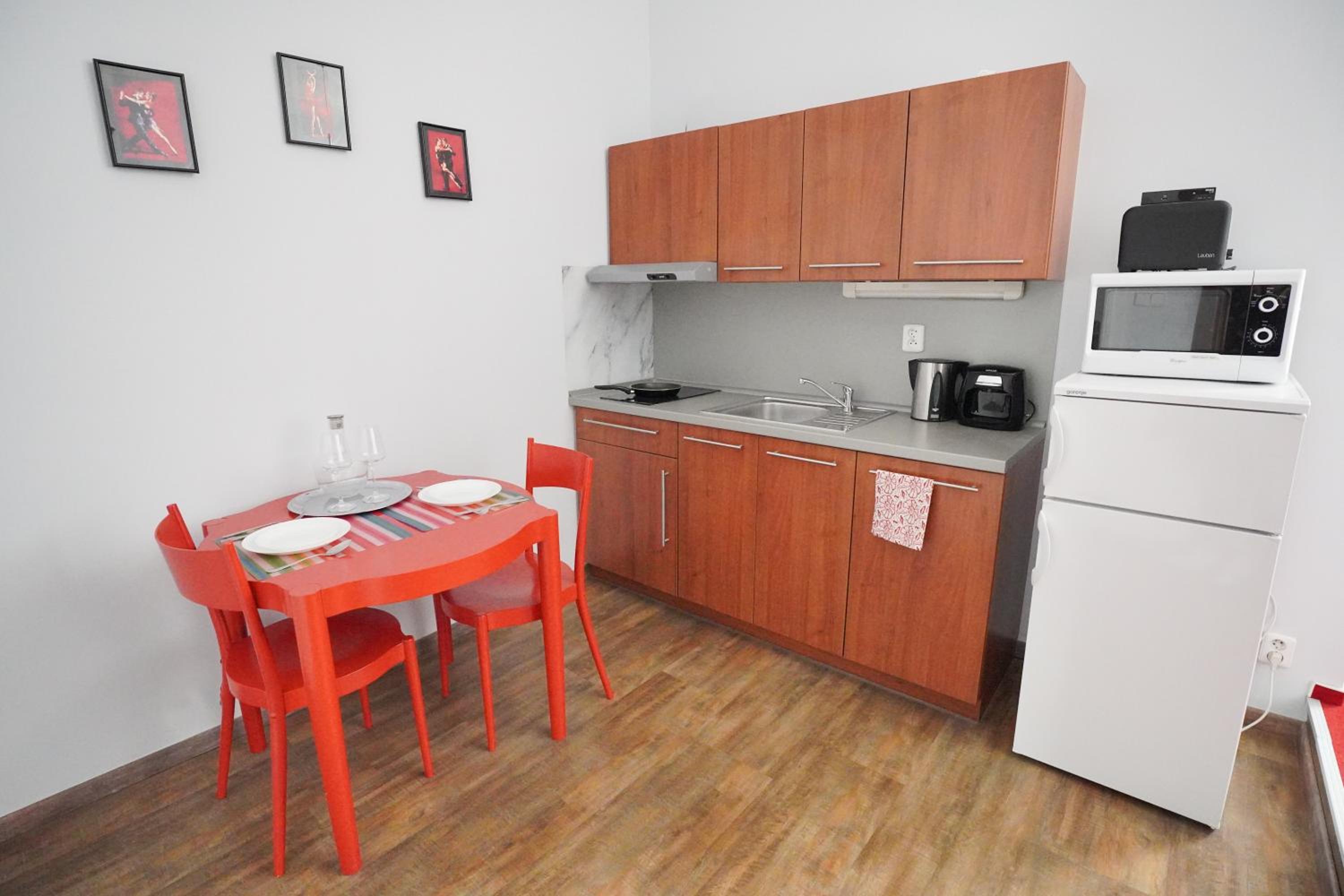 Elegant & Stylish Center Apartments!