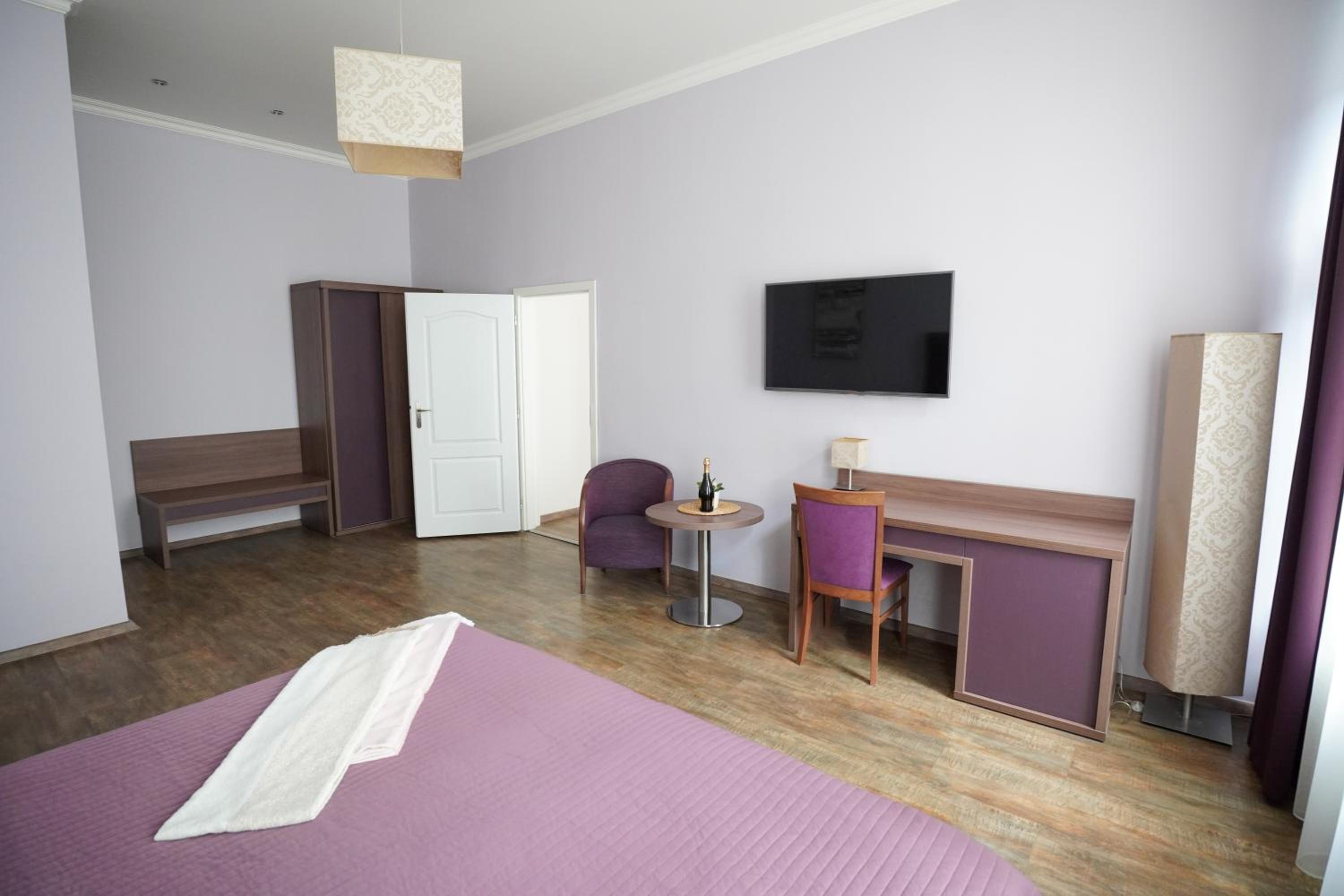Elegant & Stylish Center Apartments!
