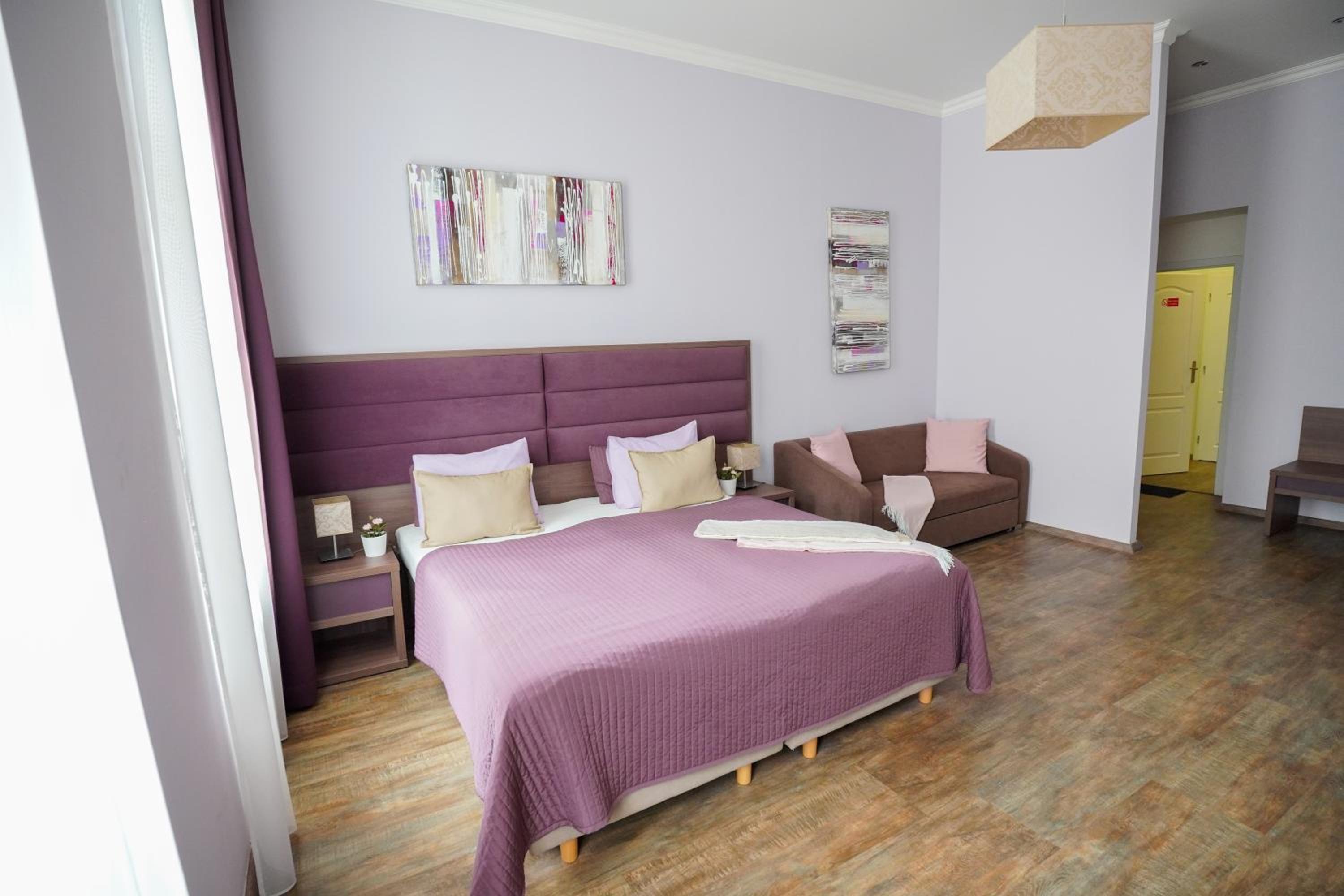 Elegant & Stylish Center Apartments!