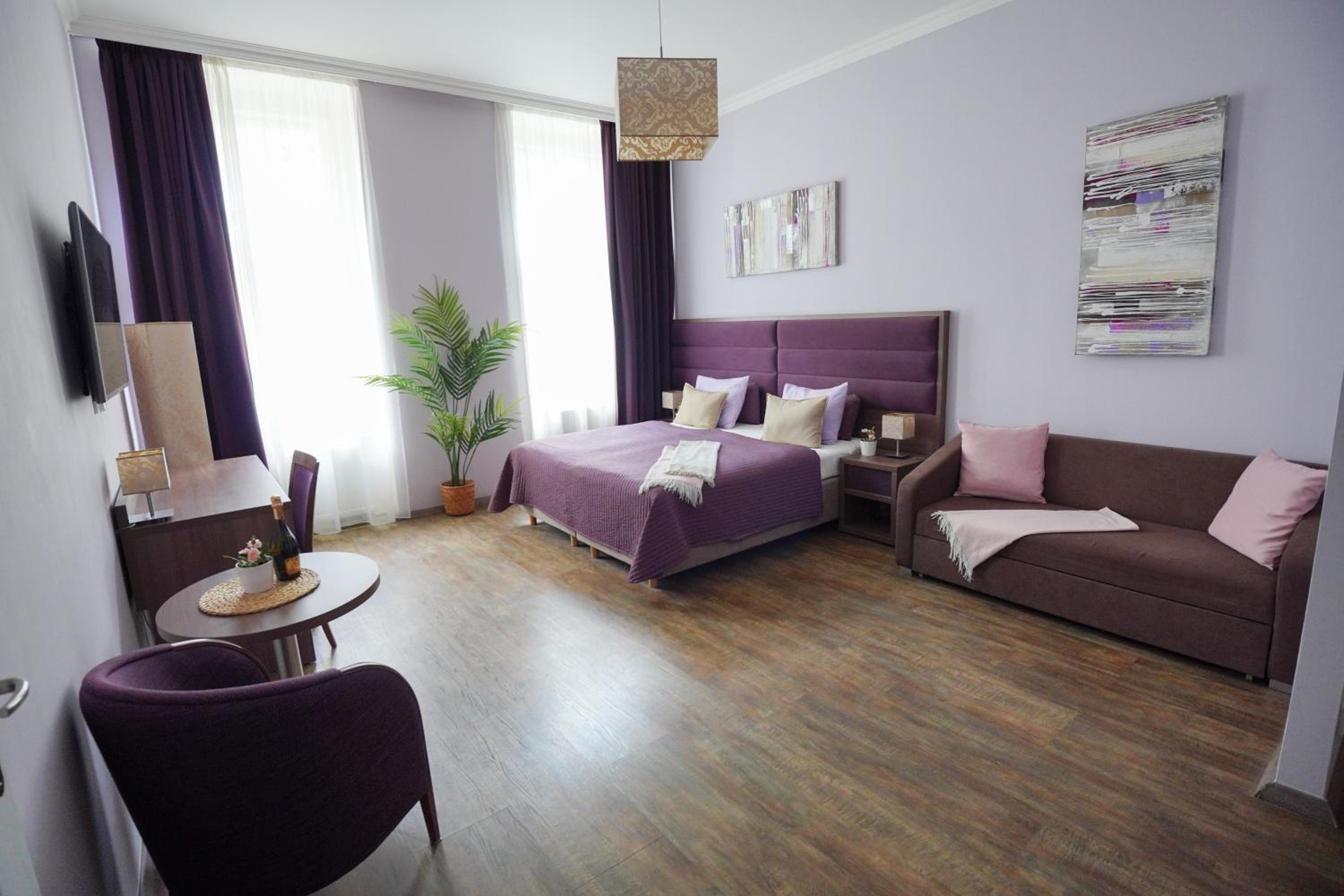 Elegant & Stylish Center Apartments!