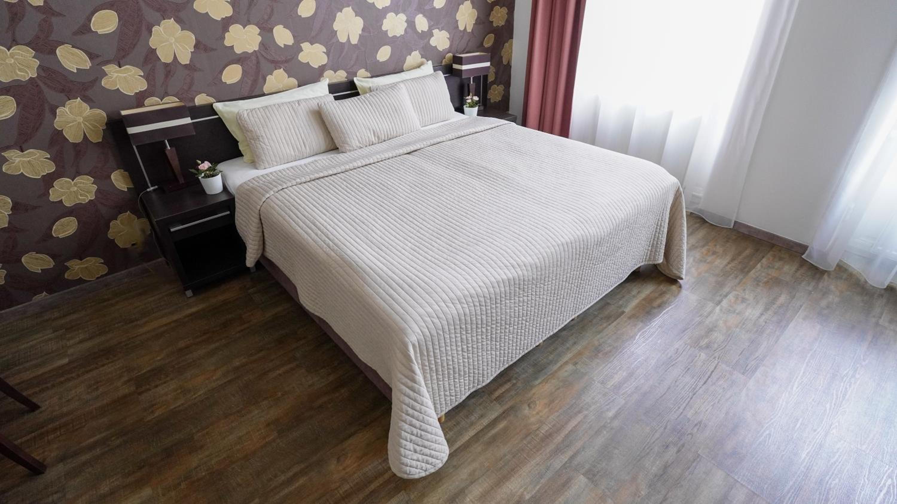 Elegant & Stylish Center Apartments!