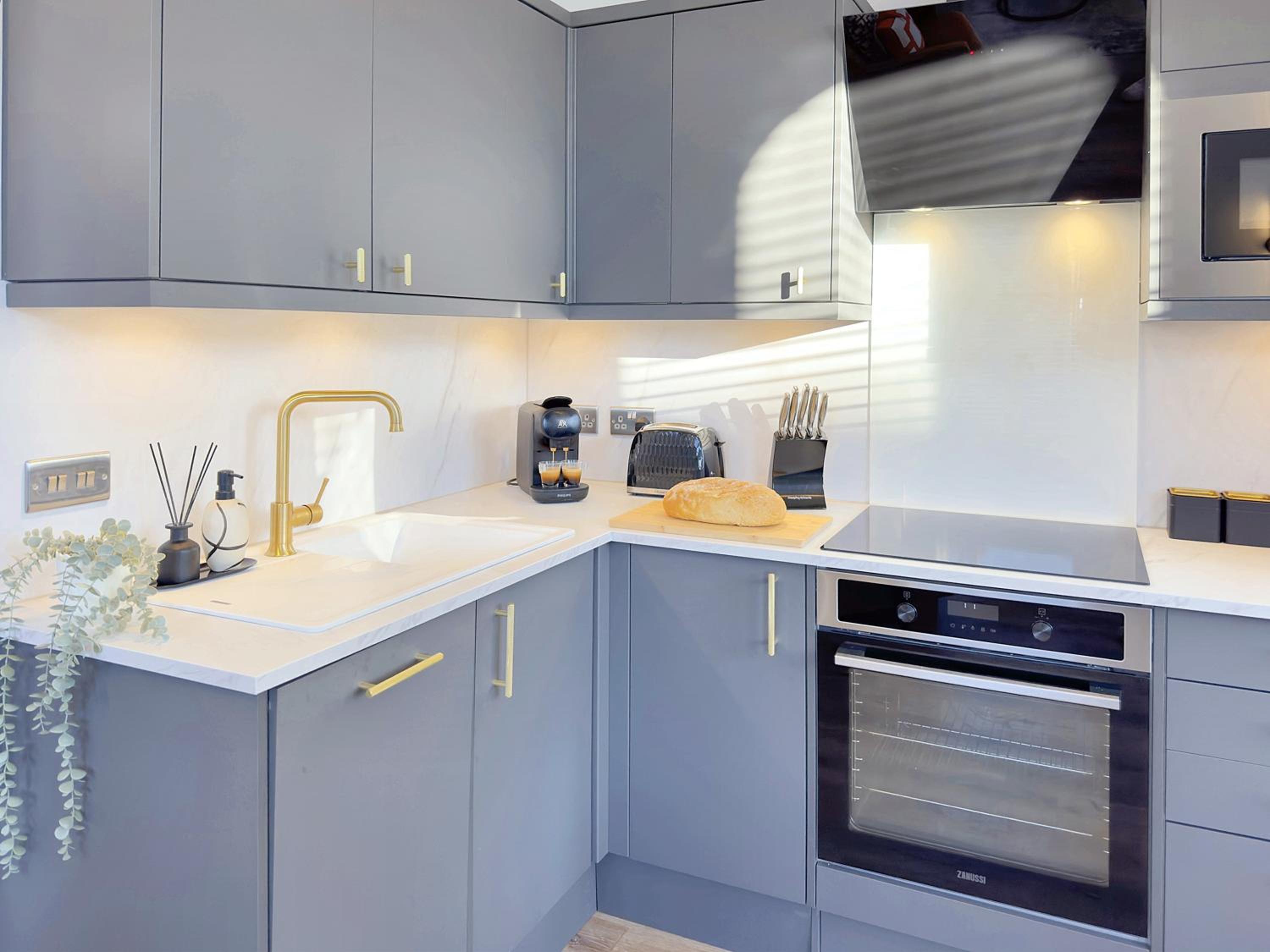 Harrogate House Apt 4 - Cheltenham Parade Loft view 4
