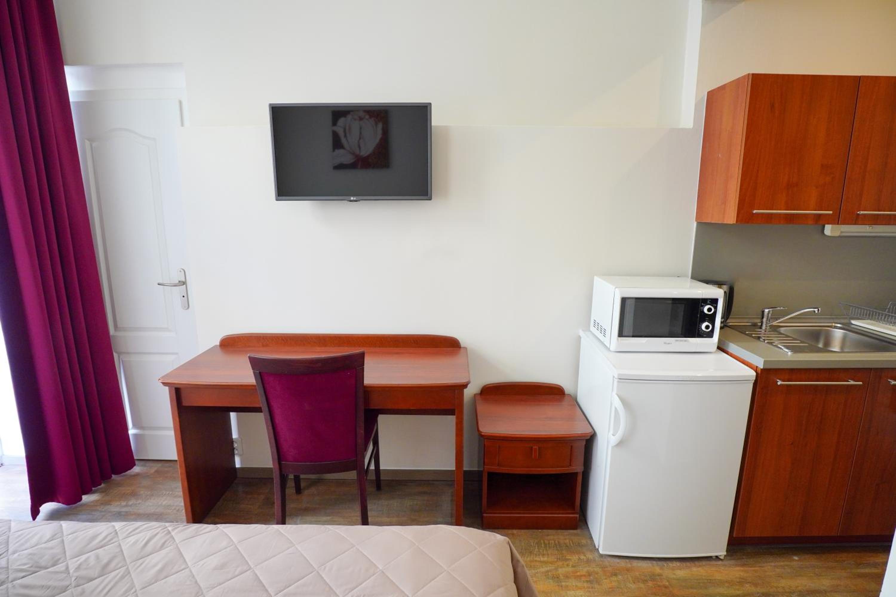 Elegant & Stylish Center Apartments!