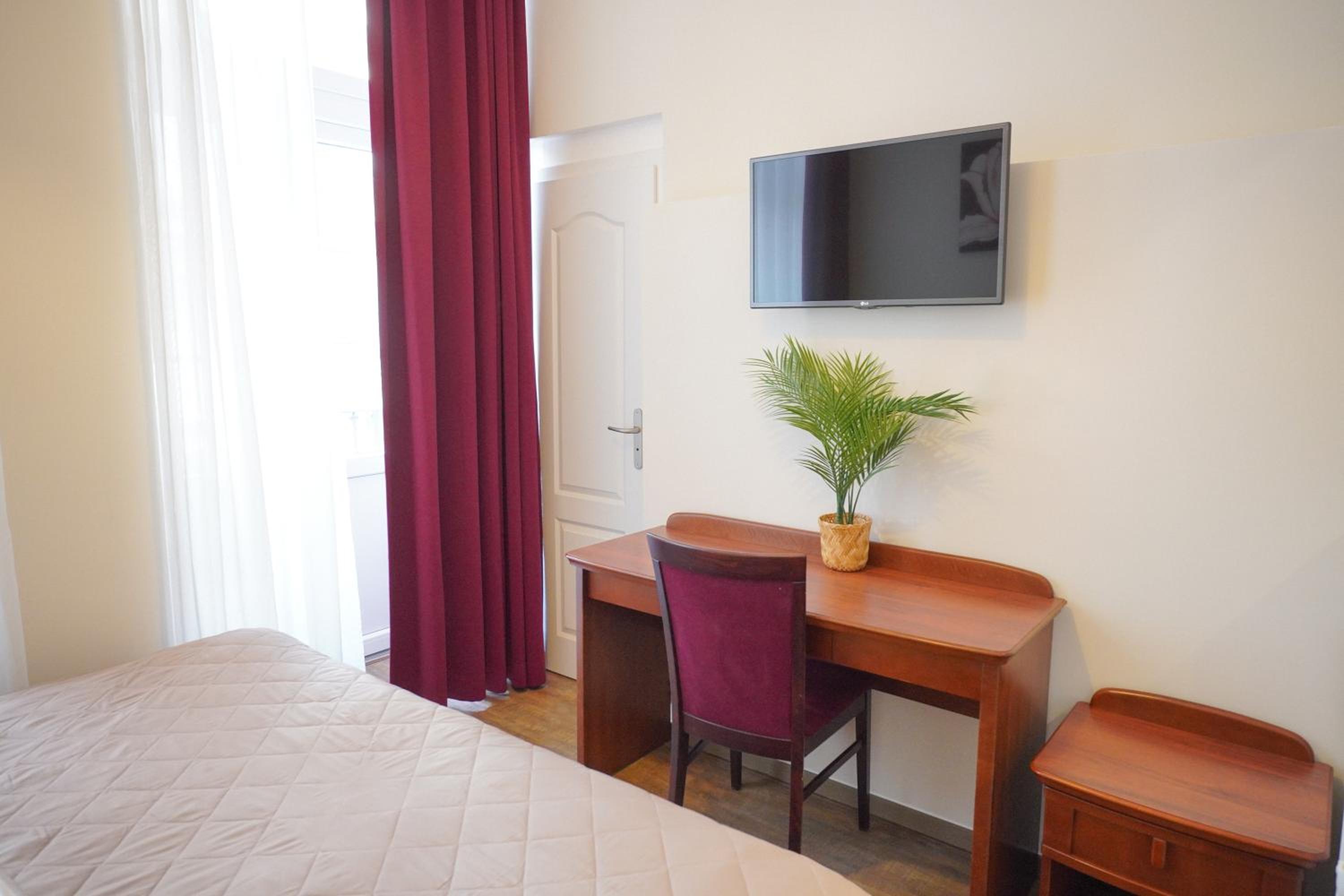 Elegant & Stylish Center Apartments!