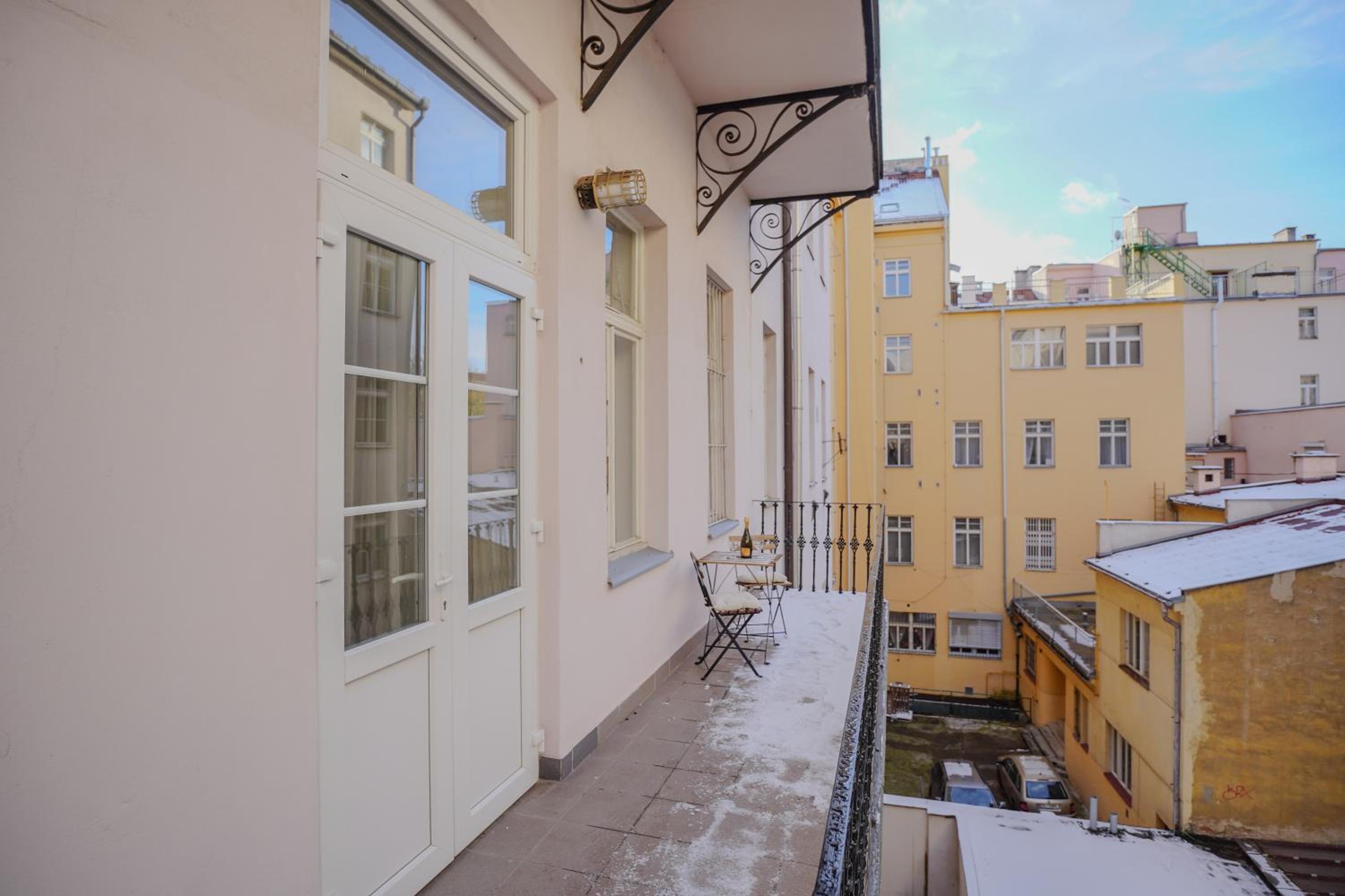 Elegant & Stylish Center Apartments!