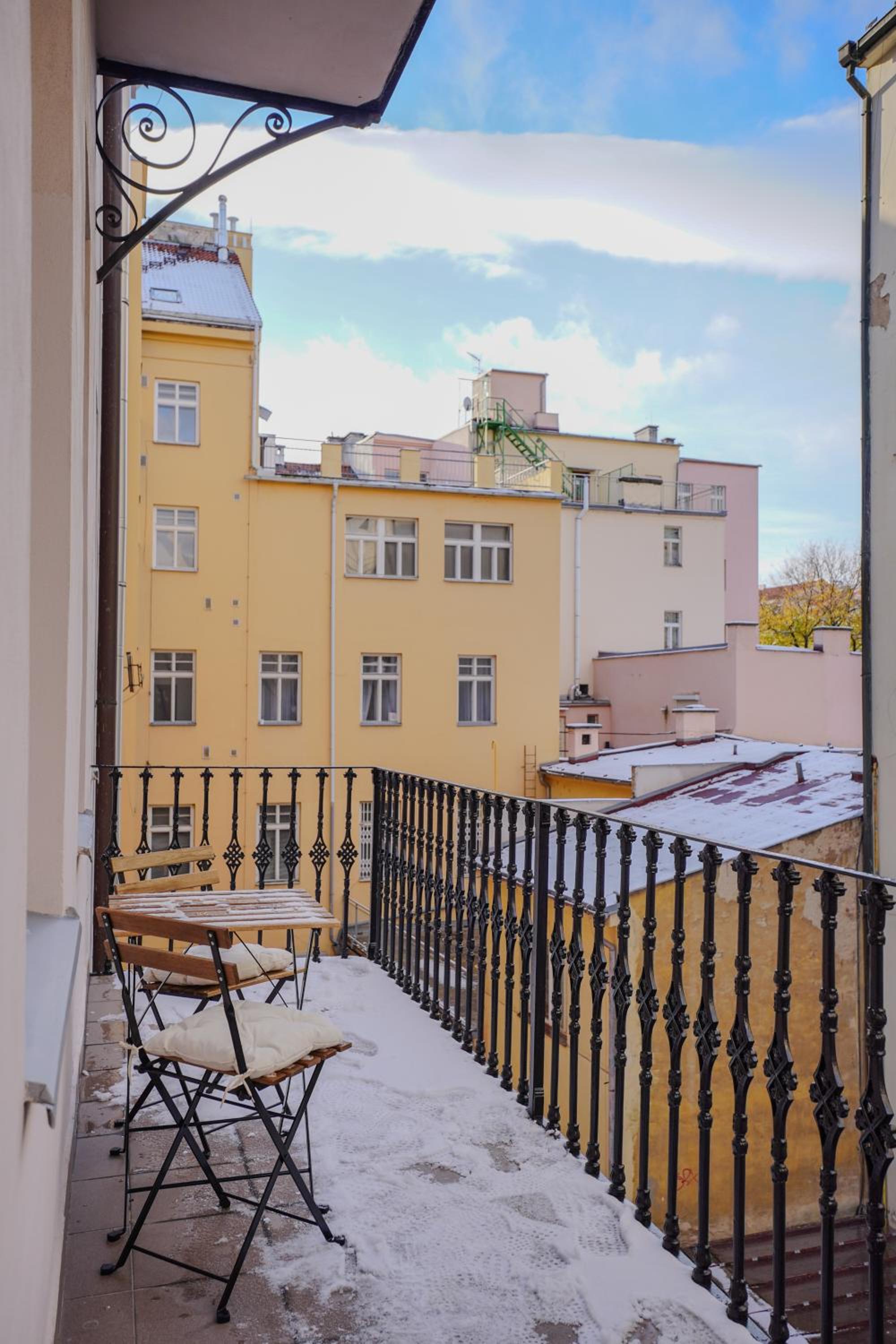 Elegant & Stylish Center Apartments!