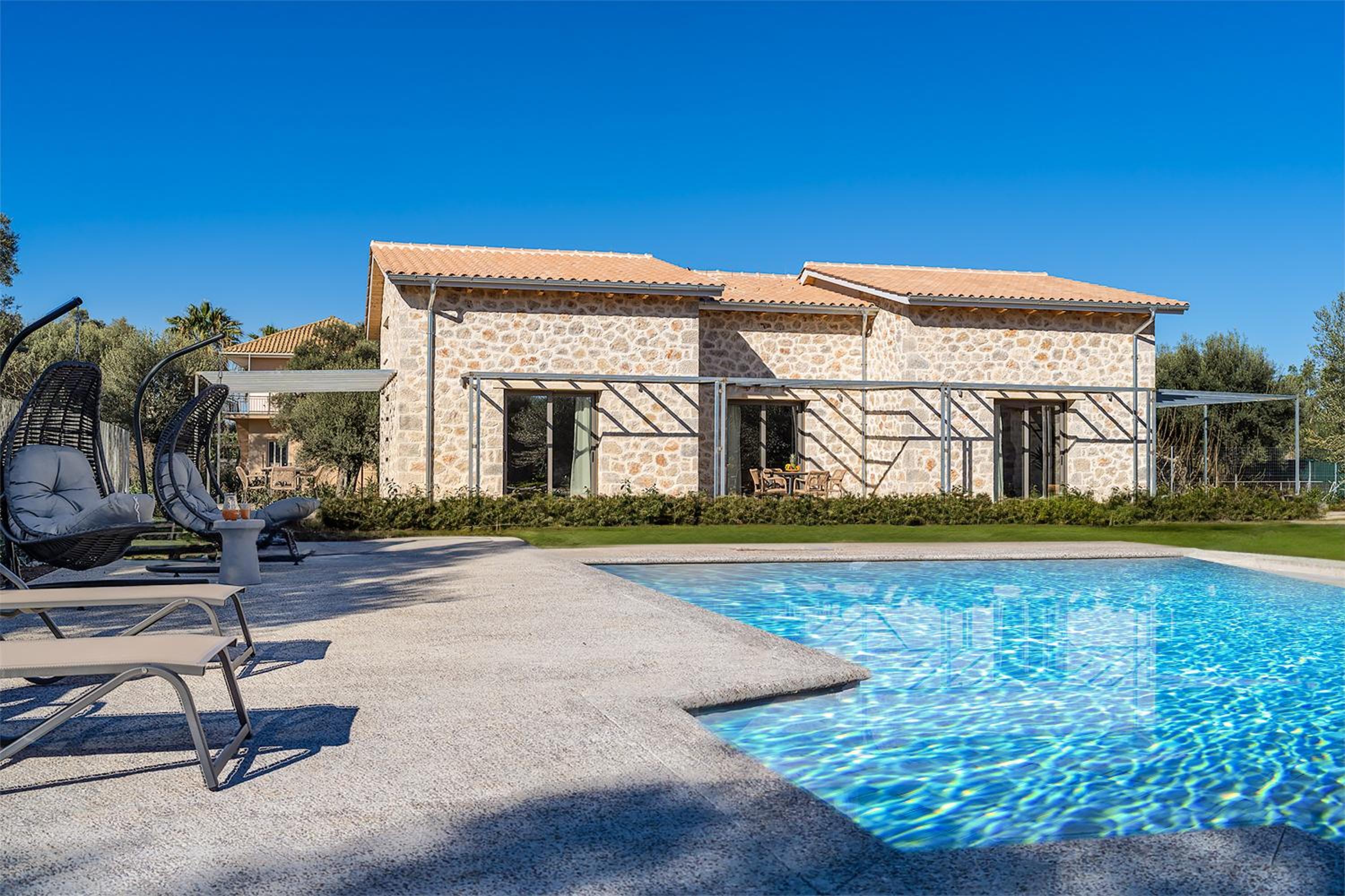 YANNIS RETREAT