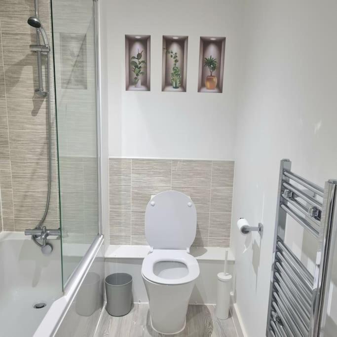 MCR 1BR Getaway with Rooftop Access & Prime Location