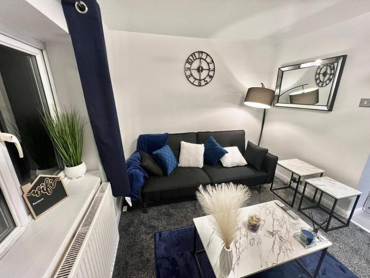 Beautiful 2-Bed House in Watford view 3