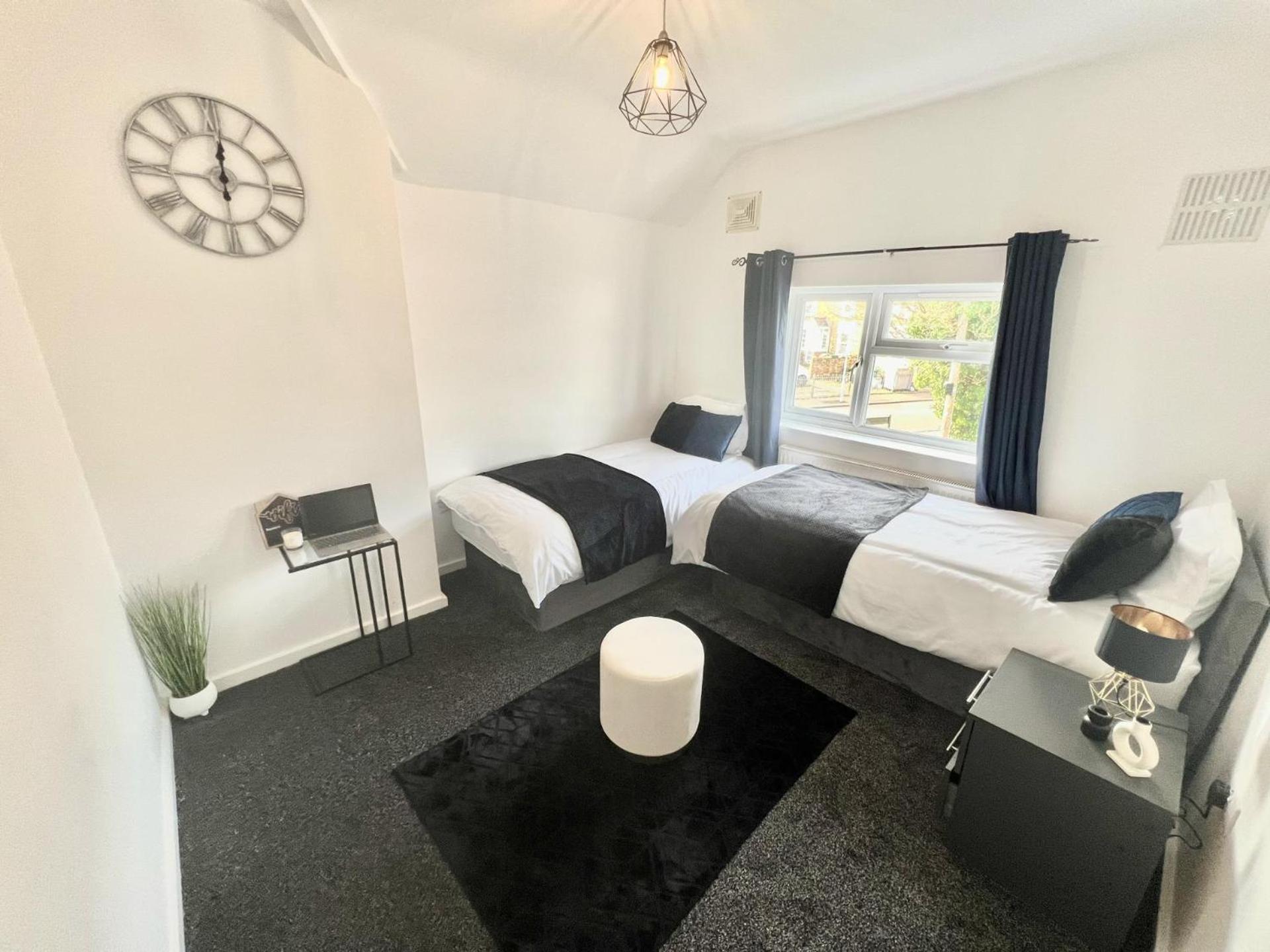 Beautiful 2-Bed House in Watford view 2