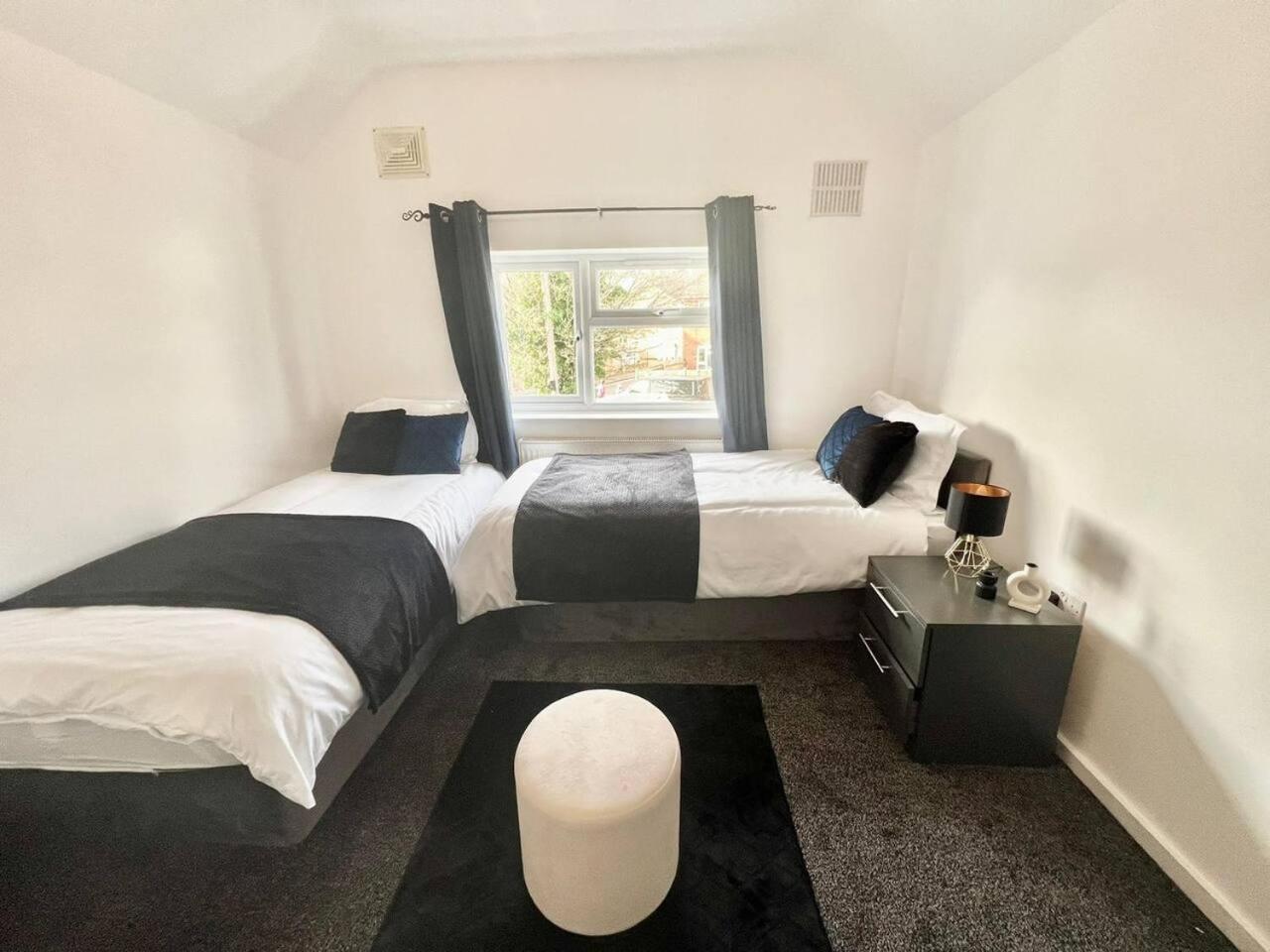 Beautiful 2-Bed House in Watford view 4
