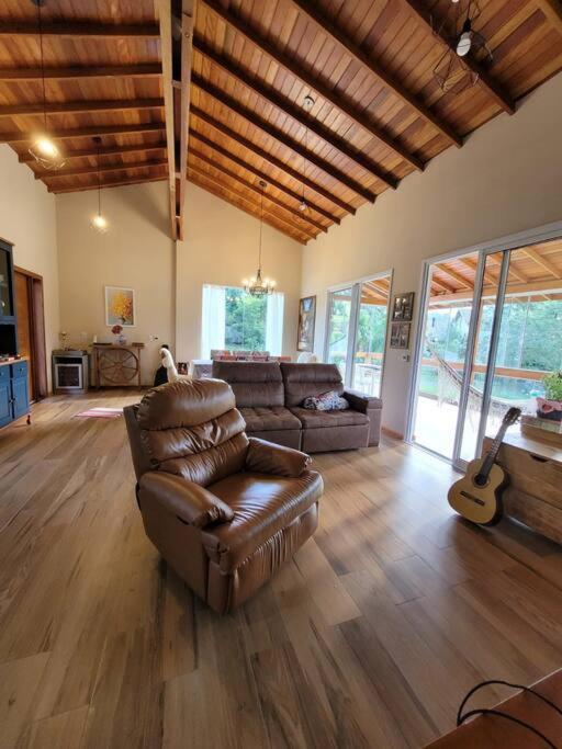 Linda Casa! Piso aquecido, lareira e fogão à lenha