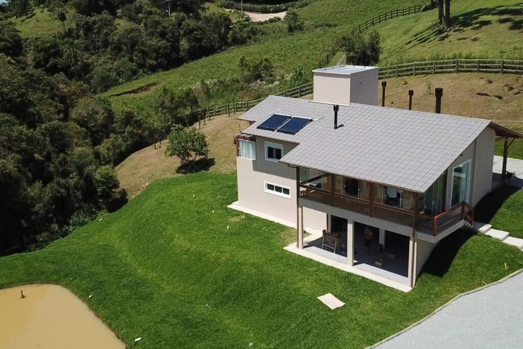 Linda Casa! Piso aquecido, lareira e fogão à lenha
