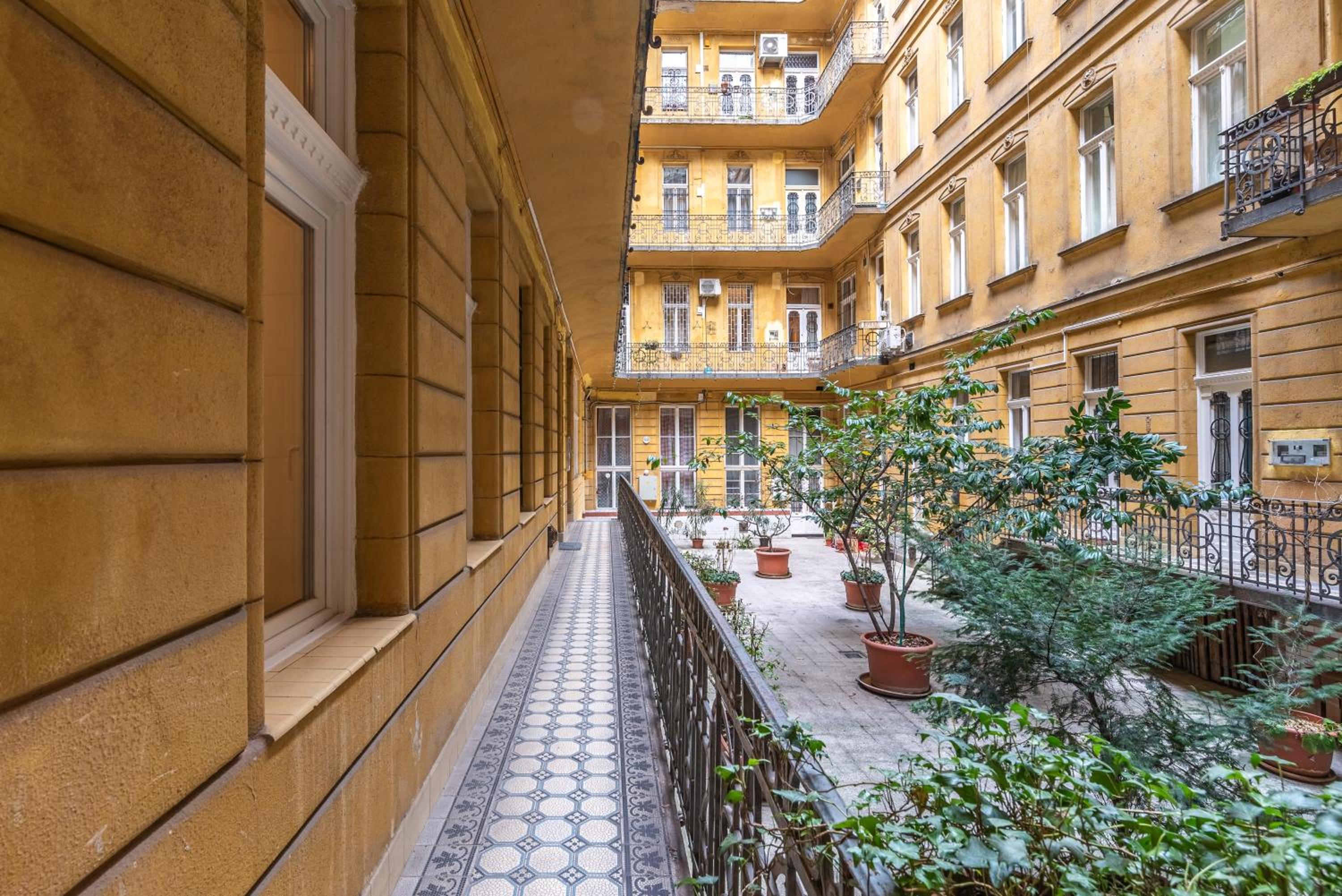 Apartment with private terrace - Near Gellert Thermal Bath