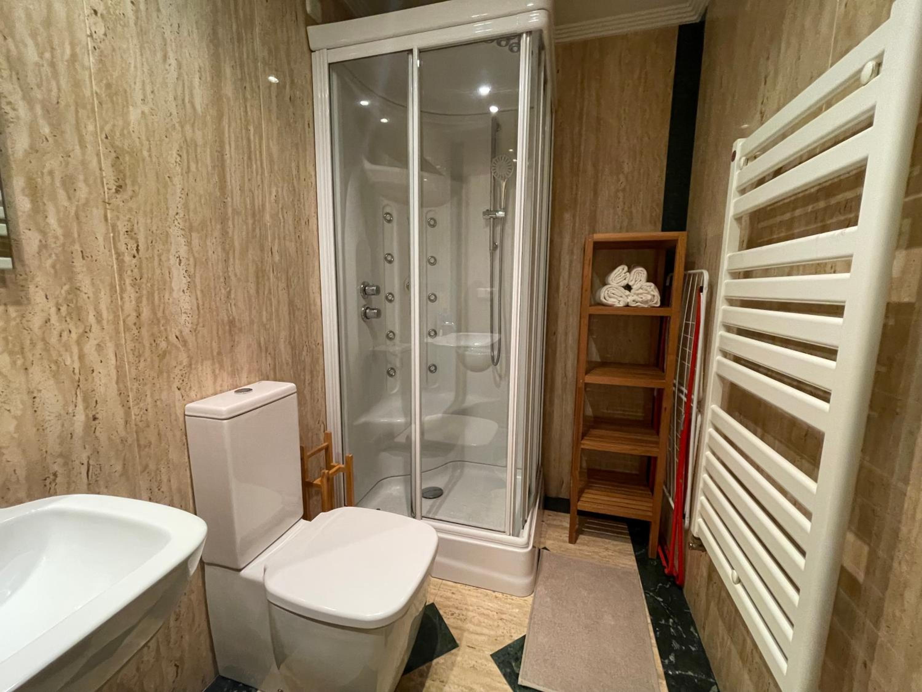 Vivienda A luminosa con Parking en pleno centro de la ciudad, Santander A en Burgos — bathroom