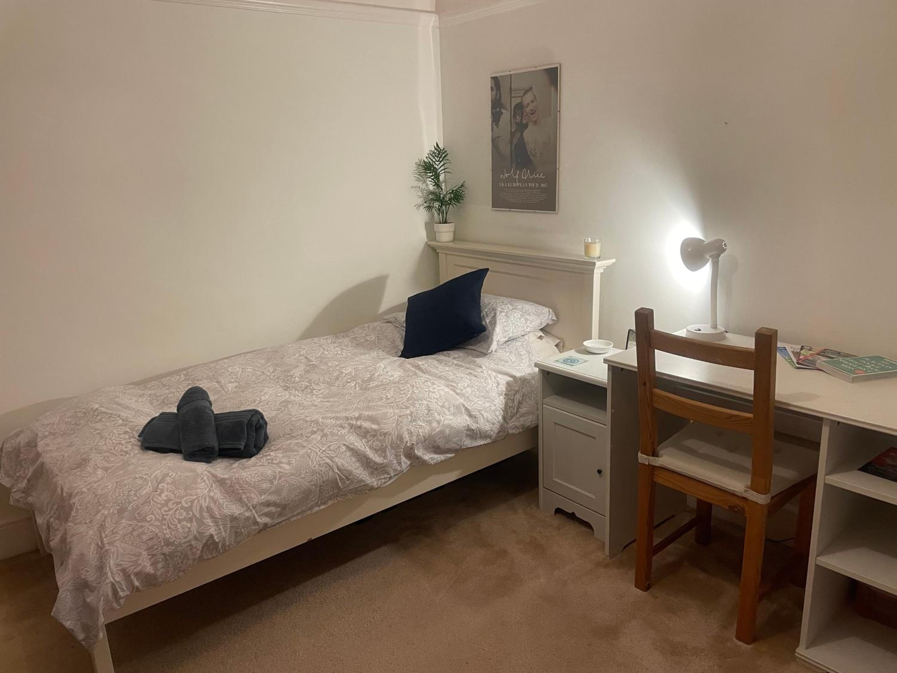 Central Poole spacious room in Edwardian house view 3