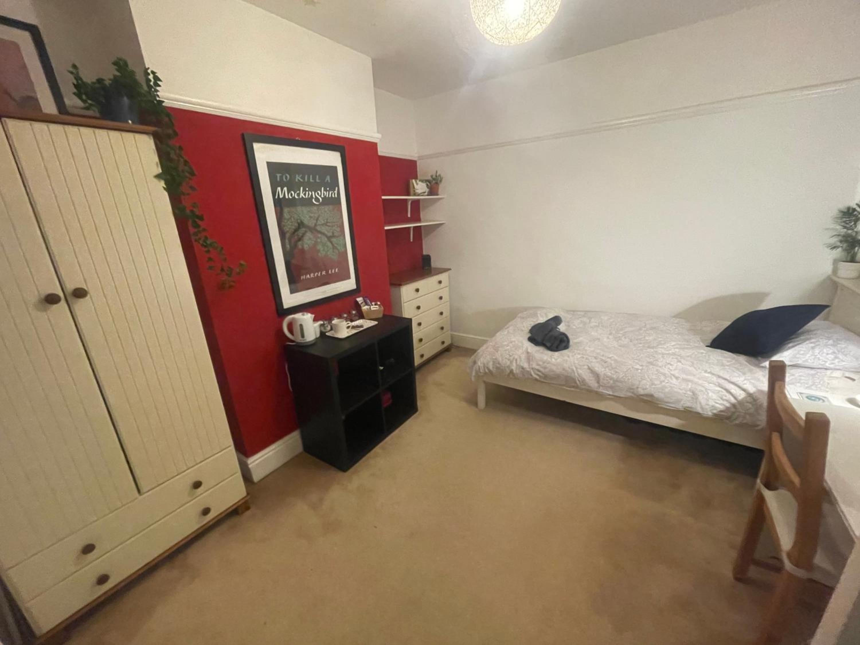 Central Poole spacious room in Edwardian house view 2
