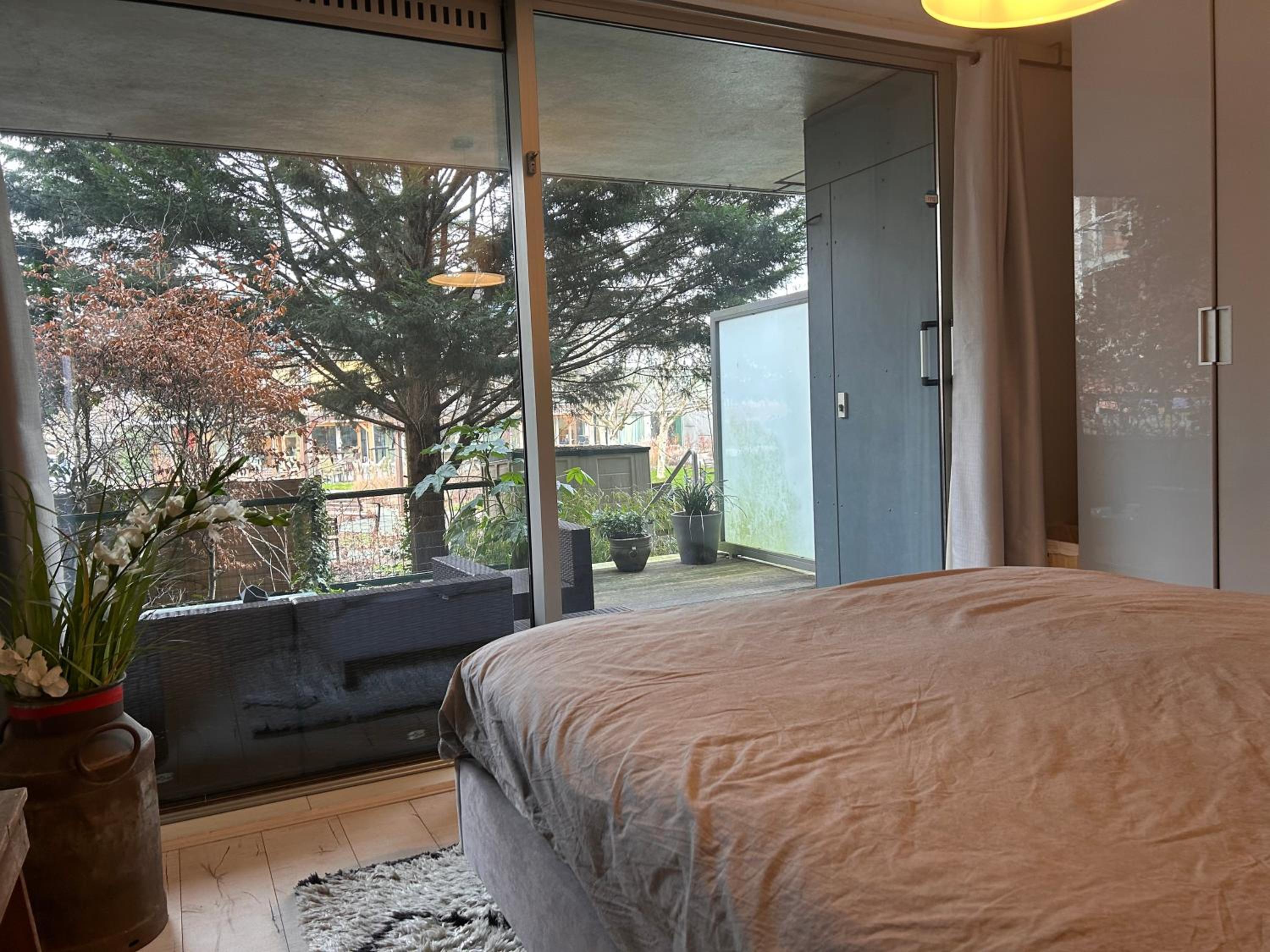 Quiet Garden Room Amsterdam West - by Peter