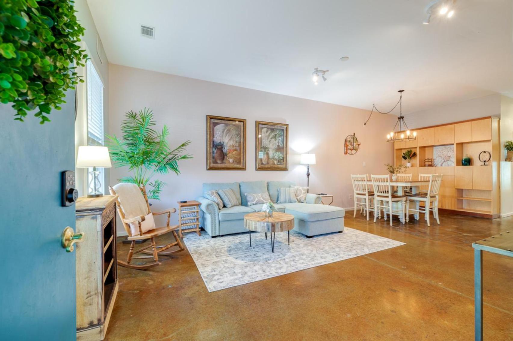 ☆Historic Living•2 Separate Spaces•Downtown•Walk to Forsyth Park•Private Patio/Porch☆ view 2