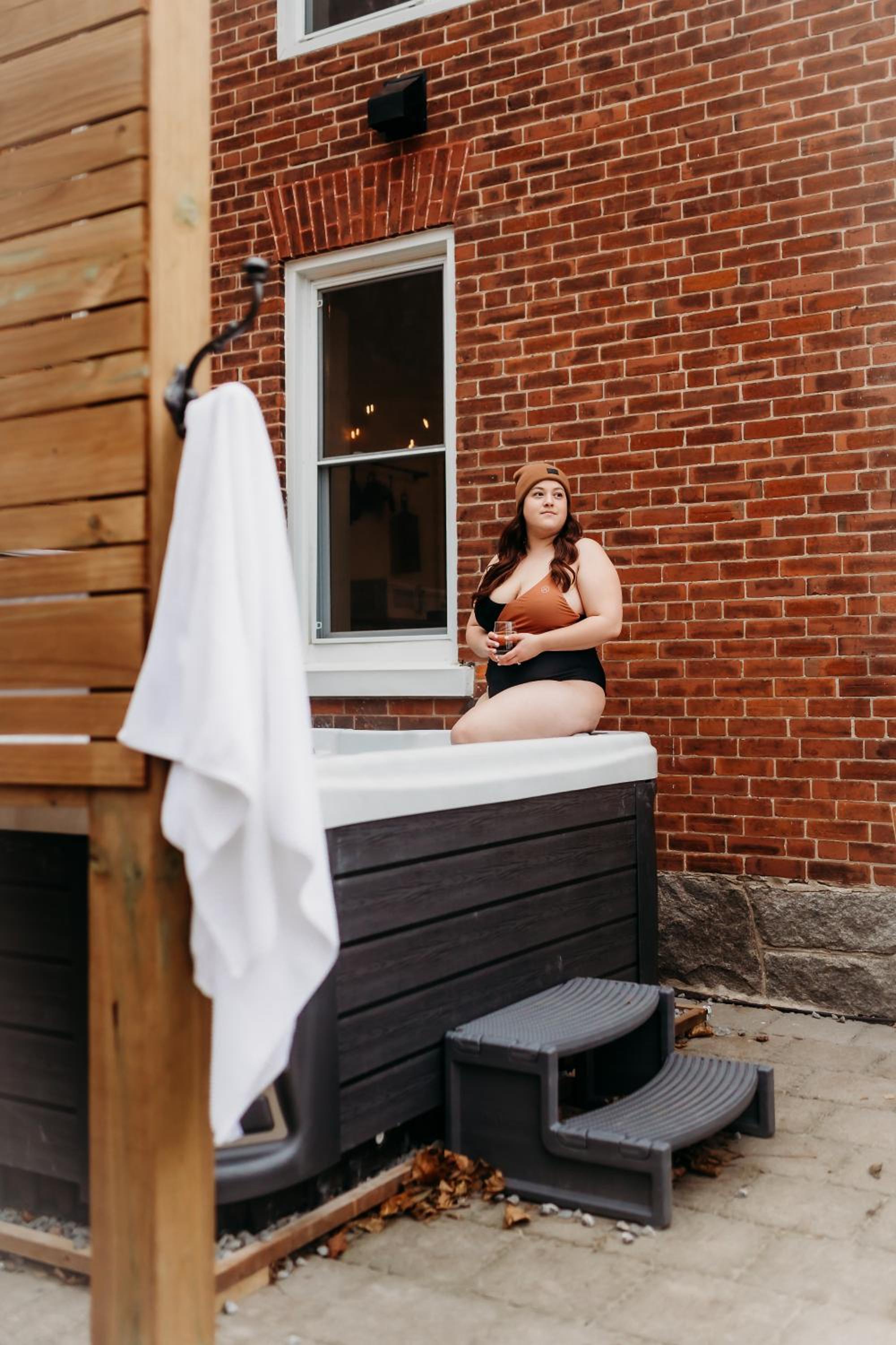 Lakeview Luxury Farmhouse Retreat - Hot Tub - Games Room