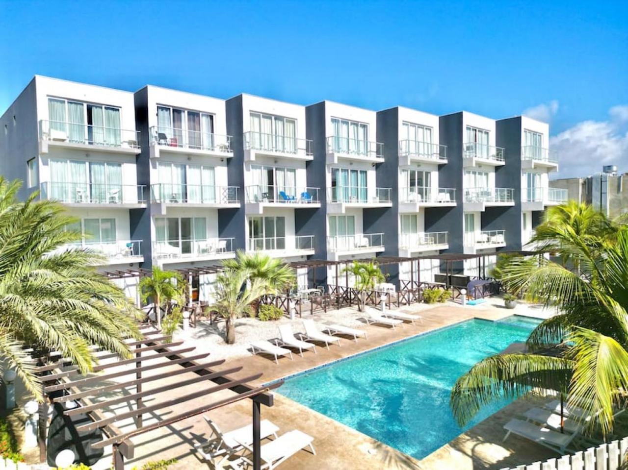 Family Apartment on Palm Beach. No car needed
