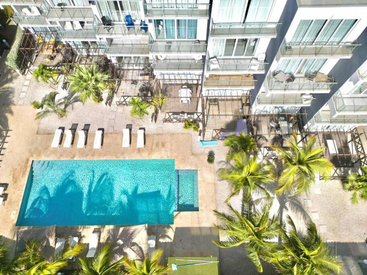 Family Apartment on Palm Beach. No car needed