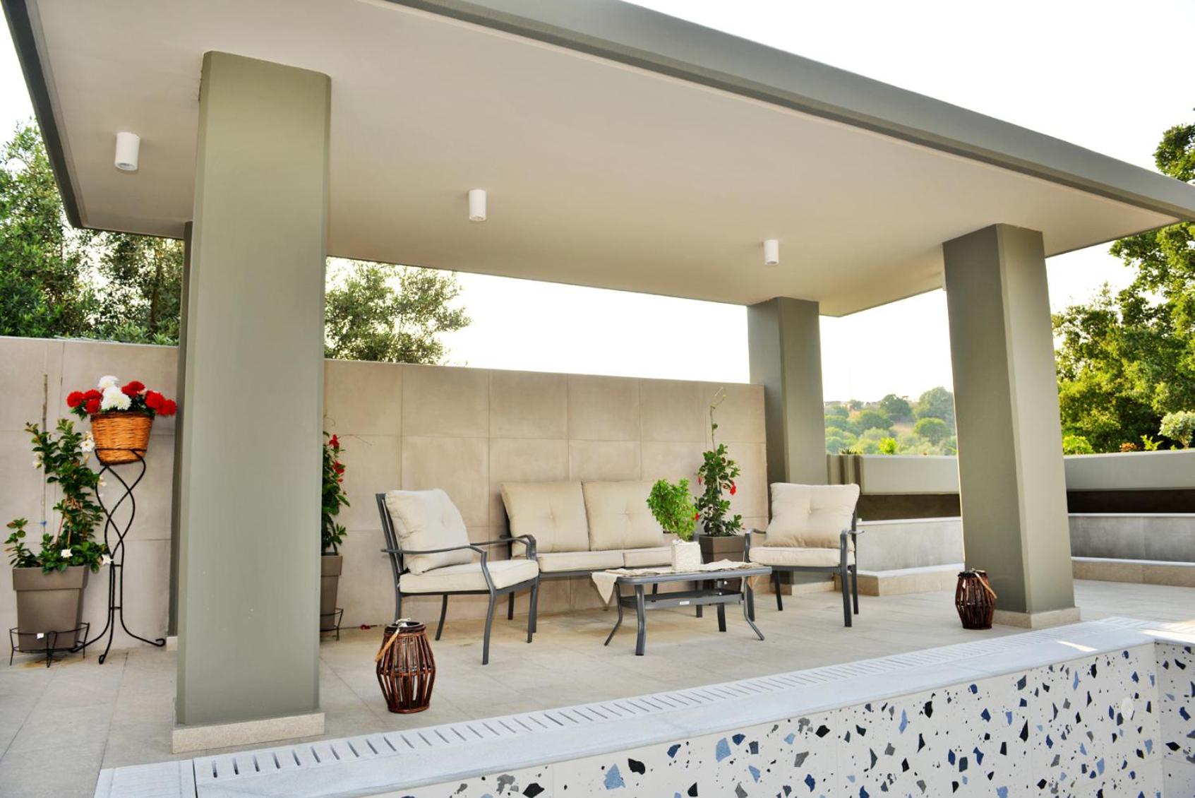 Villa with private pool Zambakas