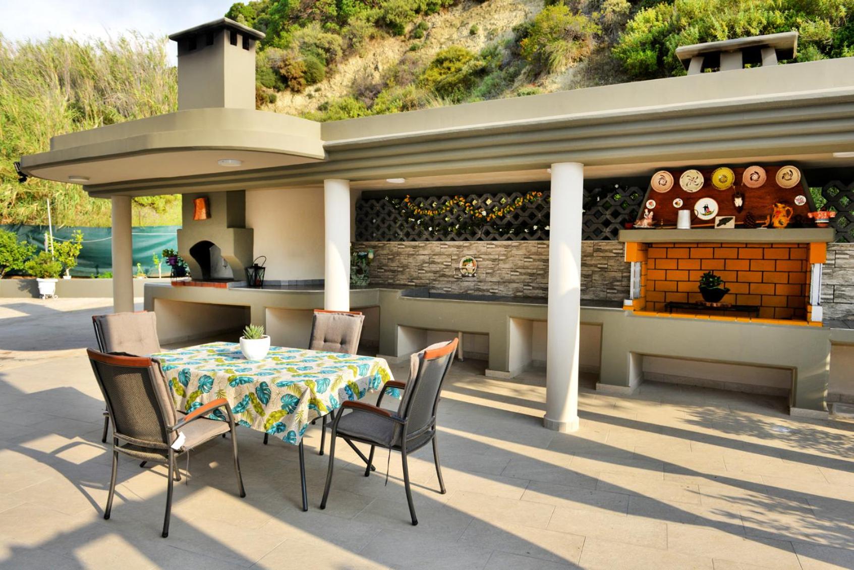 Villa with private pool Zambakas