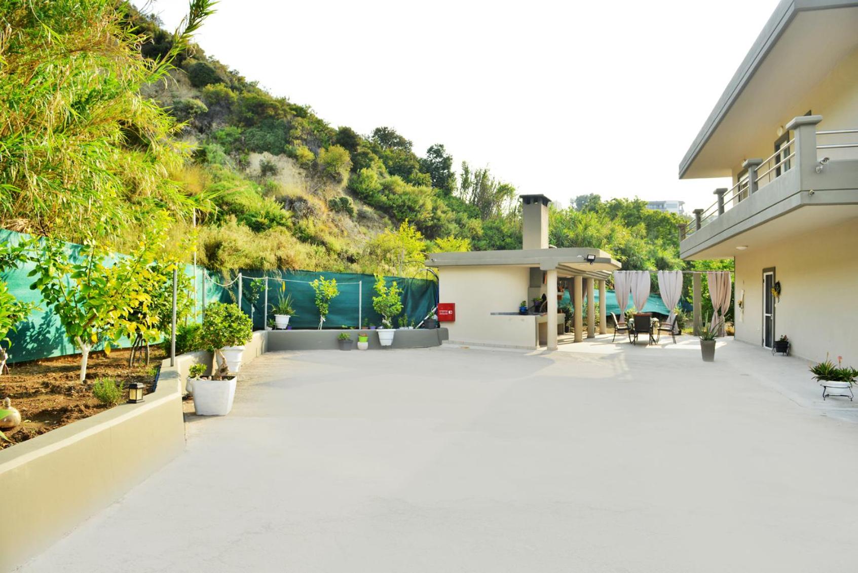 Villa with private pool Zambakas