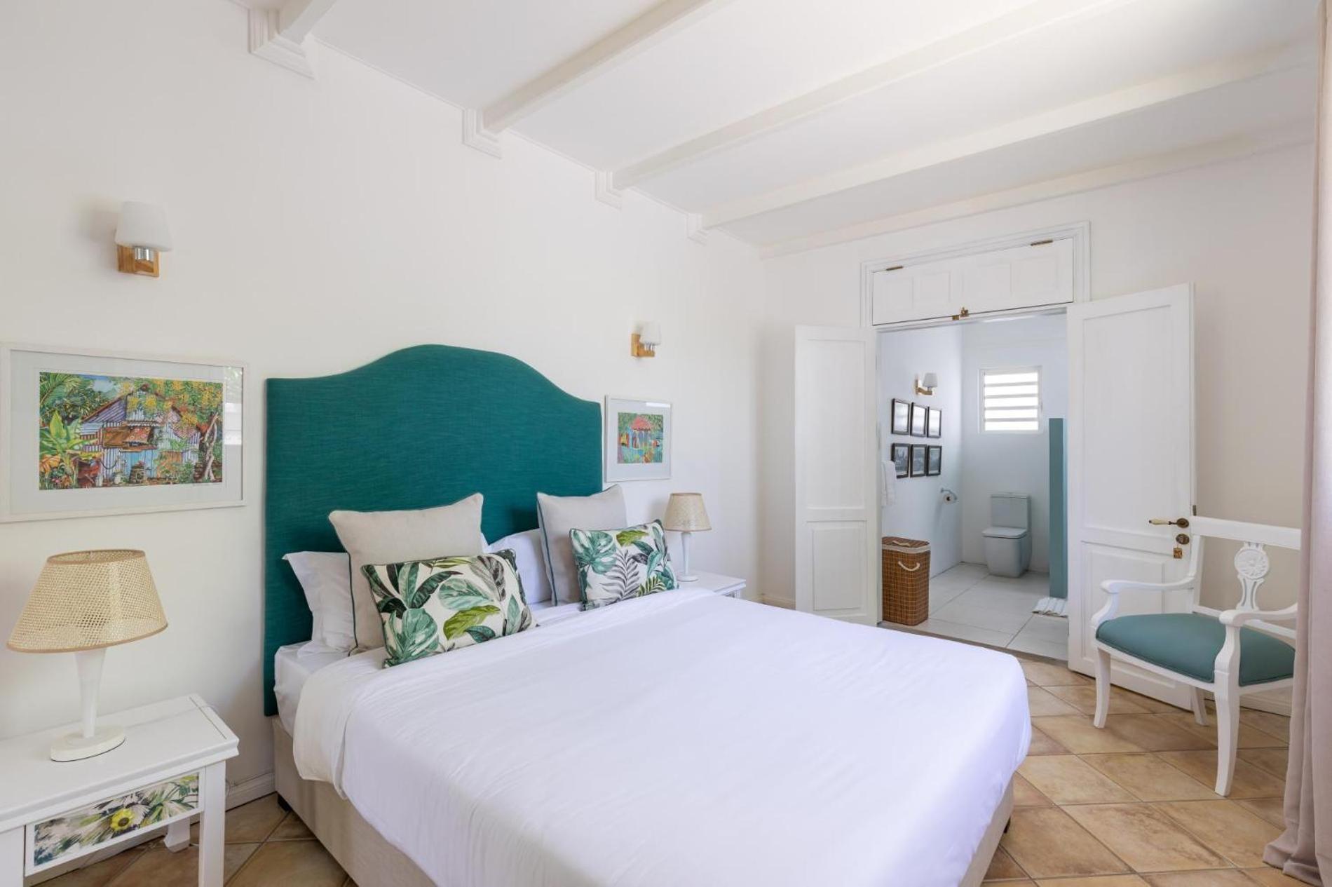Quaint elegant villa with pool in Grand Gaube view 3