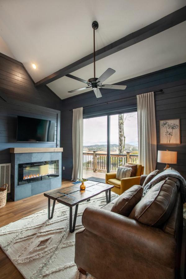Chalet Amelia Lake View HotTub Fireplace Arcade view 3