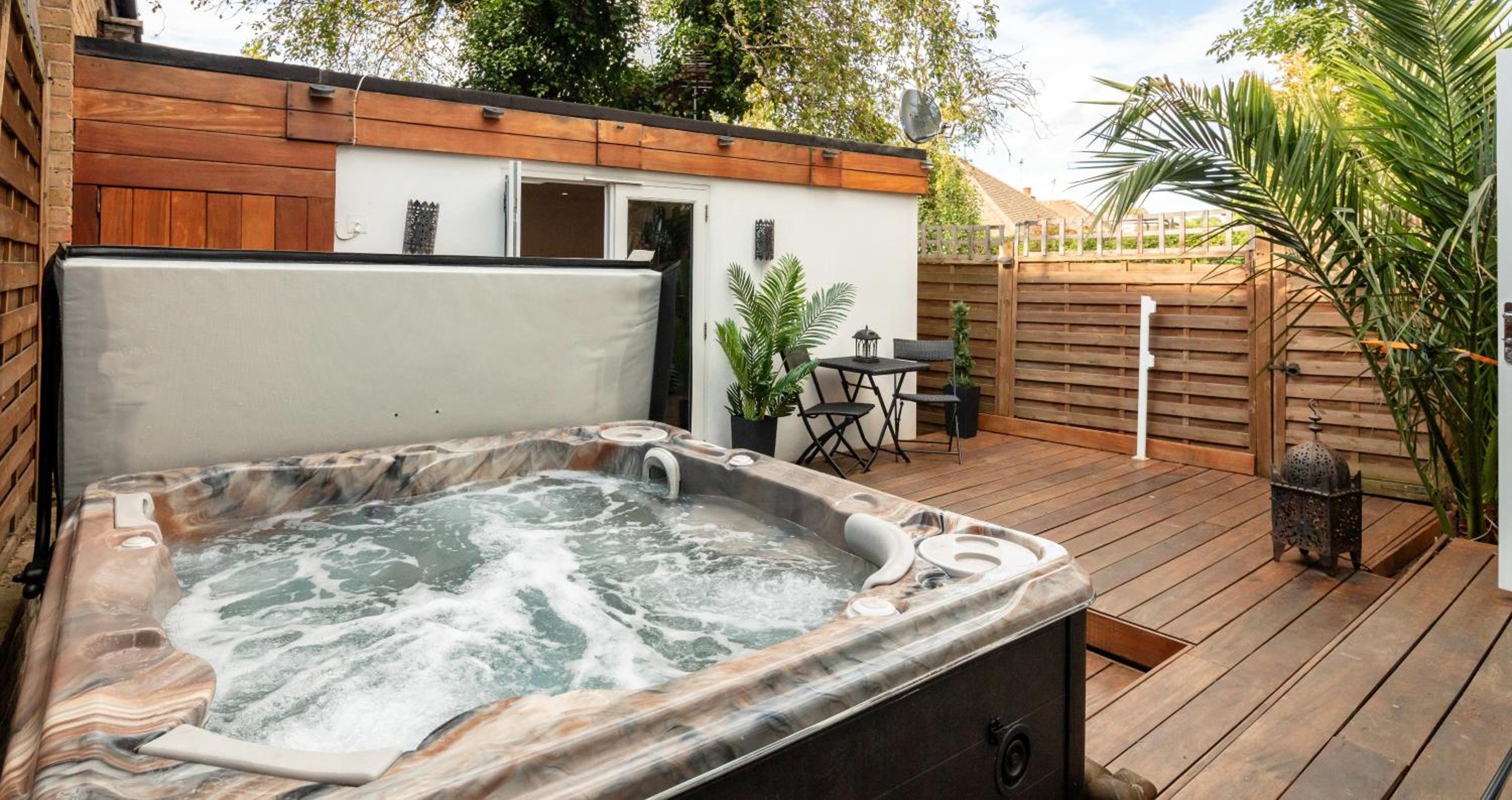 Dove House Wanstead - Stunning 4 Bedroom, 3 Bathroom House with Private Hottub & Gym - Escape London, in Lonon