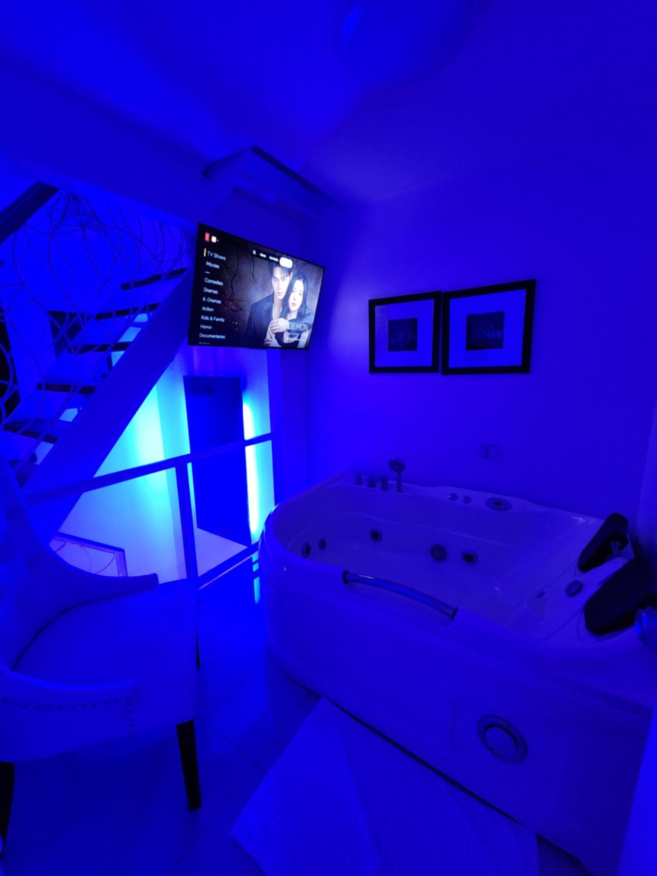 Kandi Suites 2BR with private Jacuzzi 500 Mbps internet view 3