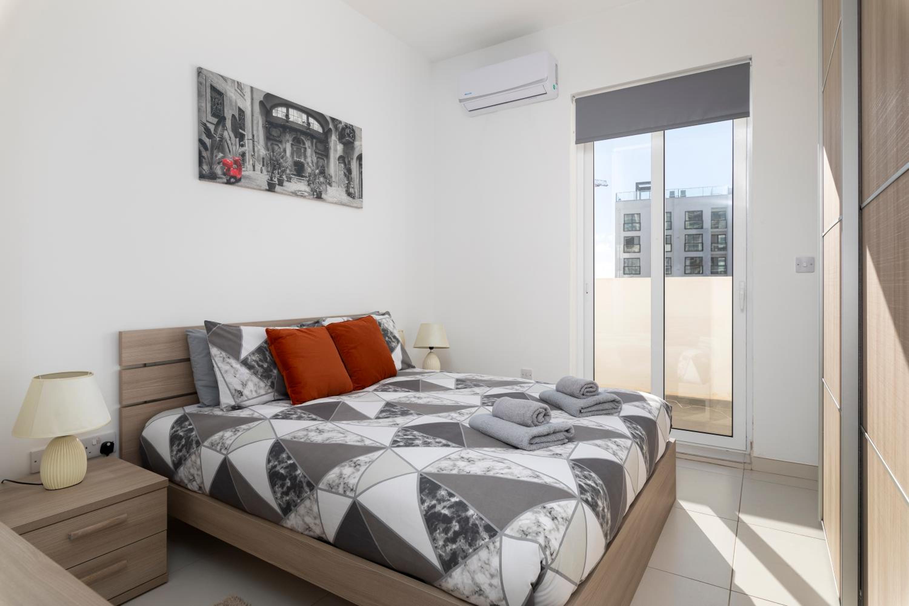 Spacious & Stylish 3BR Penthouse With Large Terrace - Close to Spinola Bay photo 4