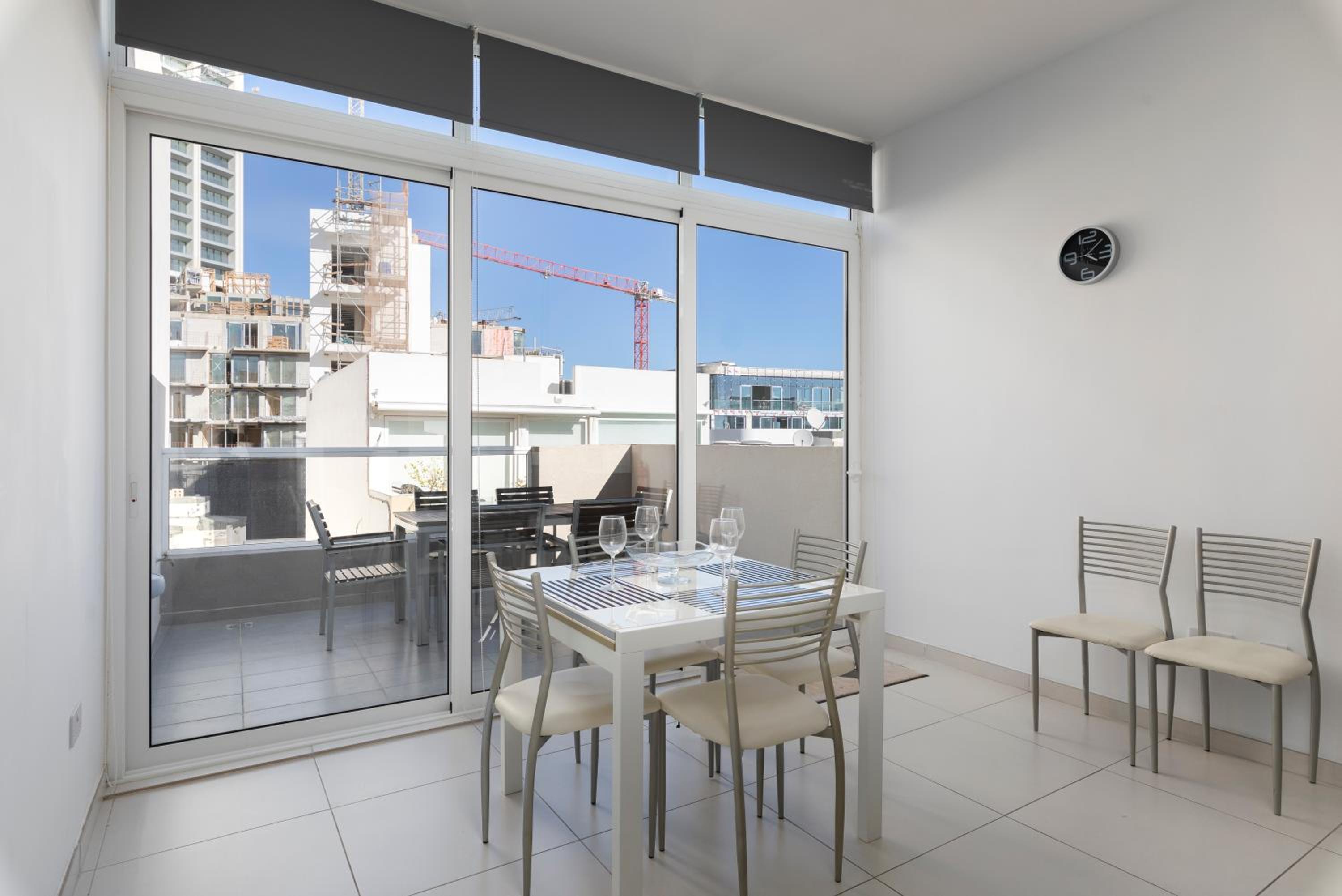 Spacious & Stylish 3BR Penthouse With Large Terrace - Close to Spinola Bay photo 3