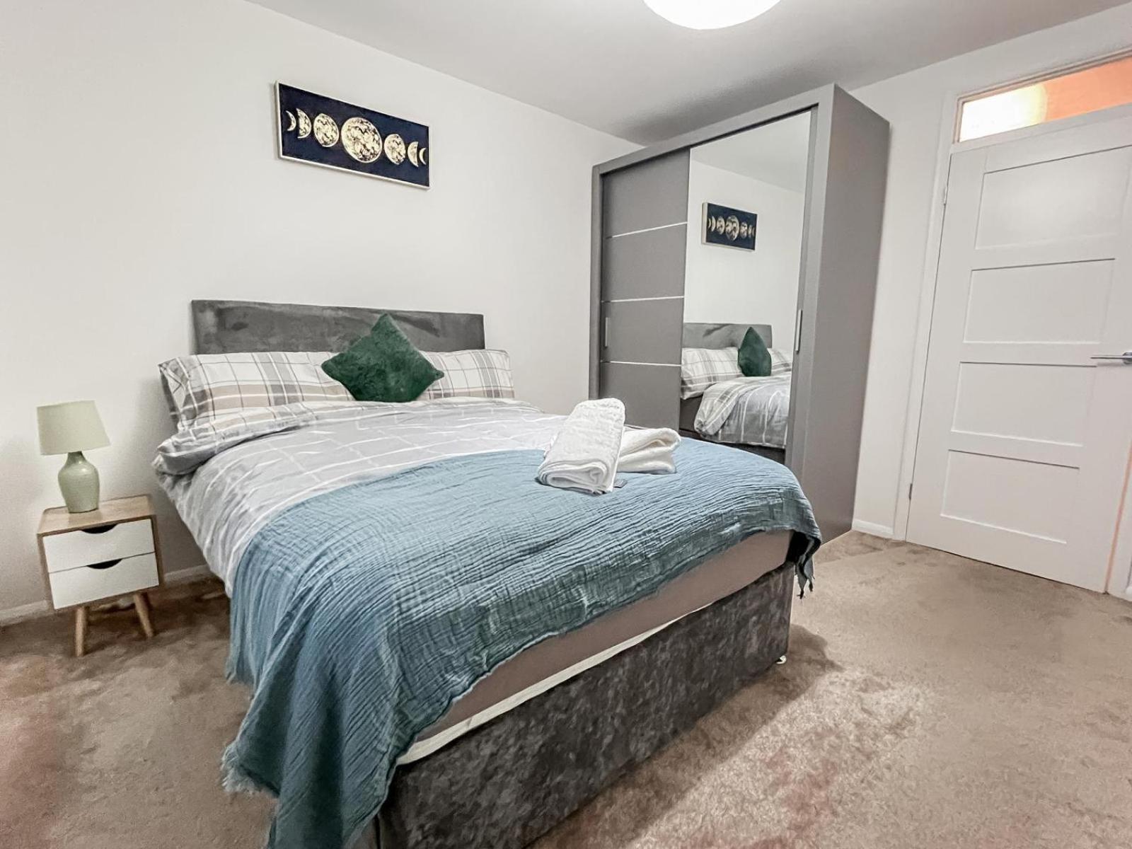 New Stylish 2-Bed Retreat in Central Windsor