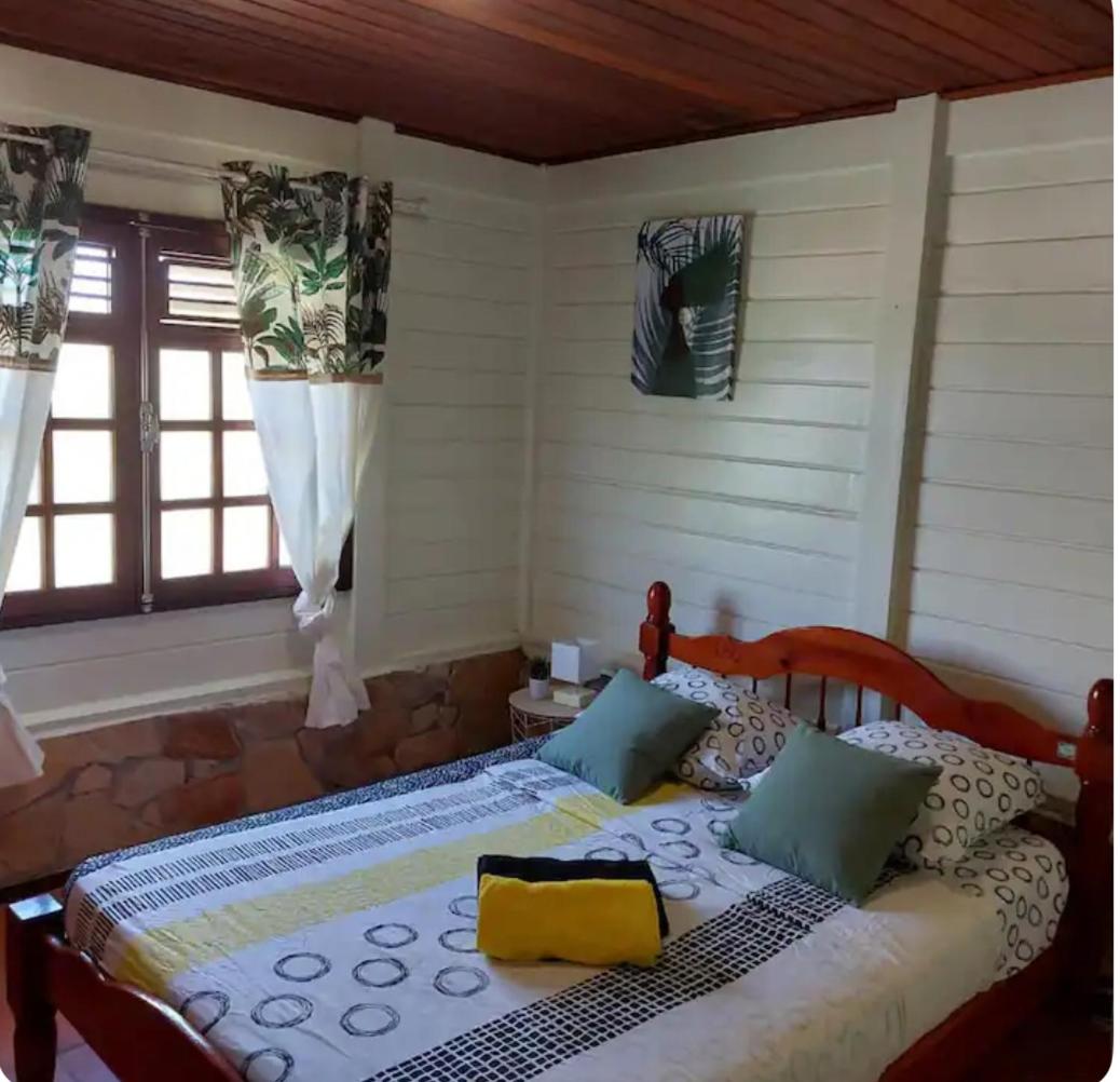 Bungalow Faula , 2 chambres climatisées à 5 mins à pied de la plage Pointe Faula, jaccuzi , wifi , jardin , parking gratuit , sans vis-à-vis view 3