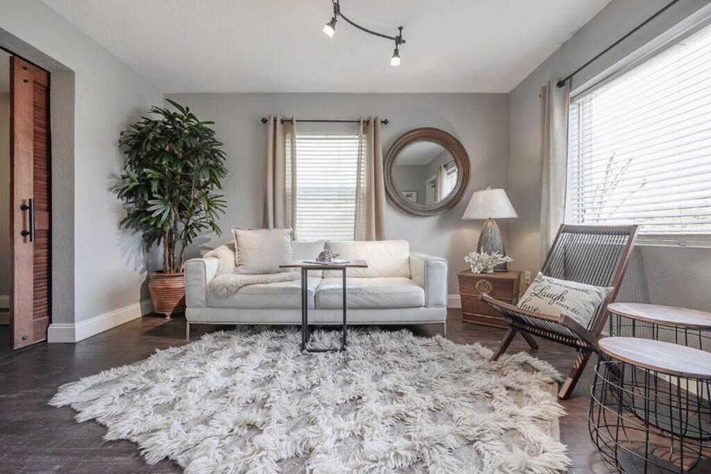 Swank Pad off River with free WiFi & parking-324 view 4