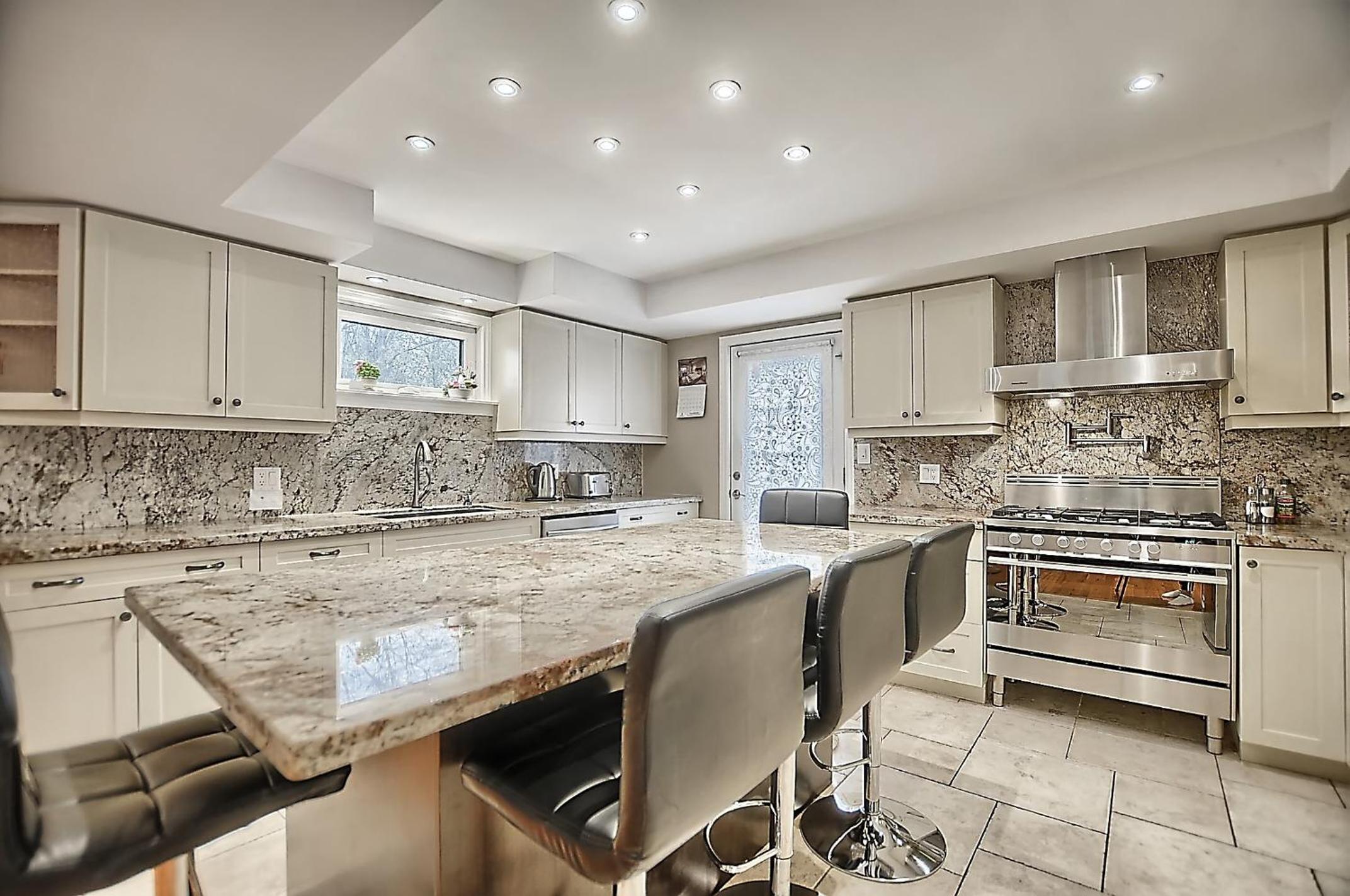 6 Bedroom Executive Cottage near Innisfil Beach Park
