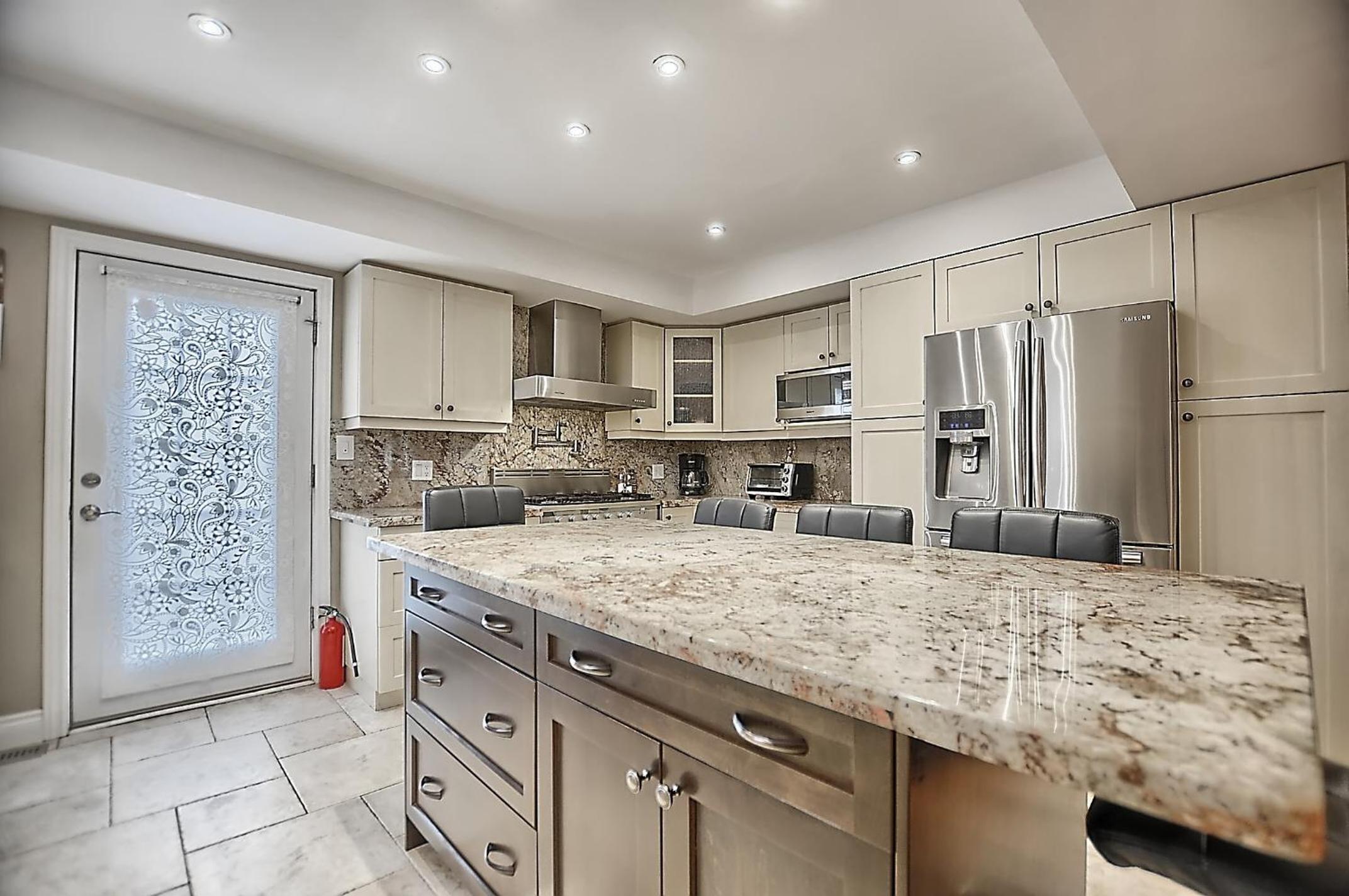 6 Bedroom Executive Cottage near Innisfil Beach Park